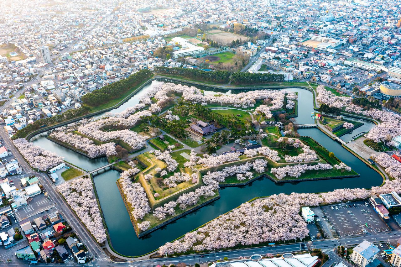 桜に包まれた五稜郭の星形を上空から見た空撮