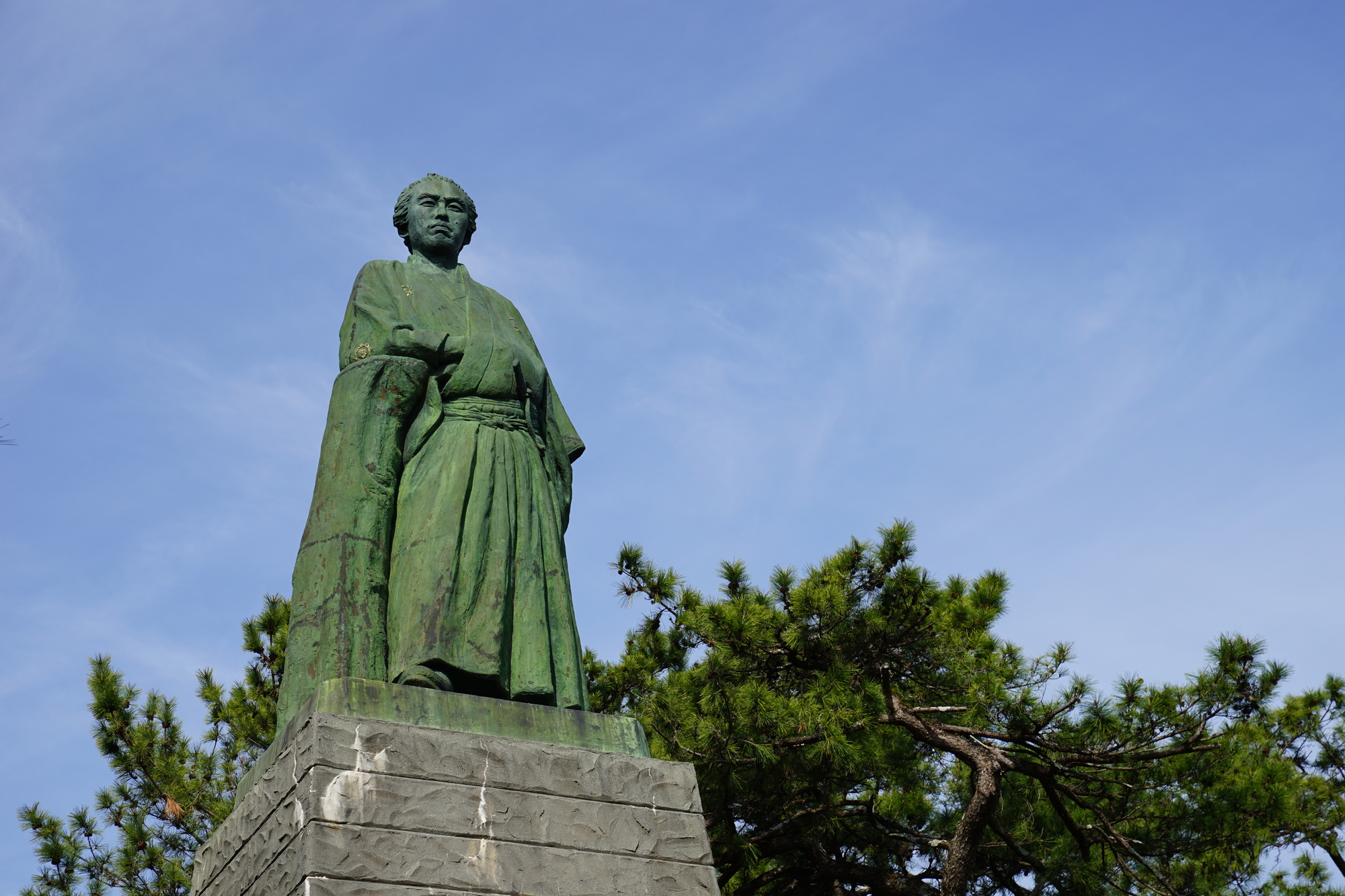 太平洋を見つめて立つ高知・桂浜の坂本龍馬像