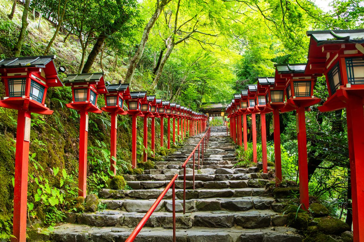 京都・貴船神社 本宮参道に並ぶ朱塗りの春日灯籠と石段