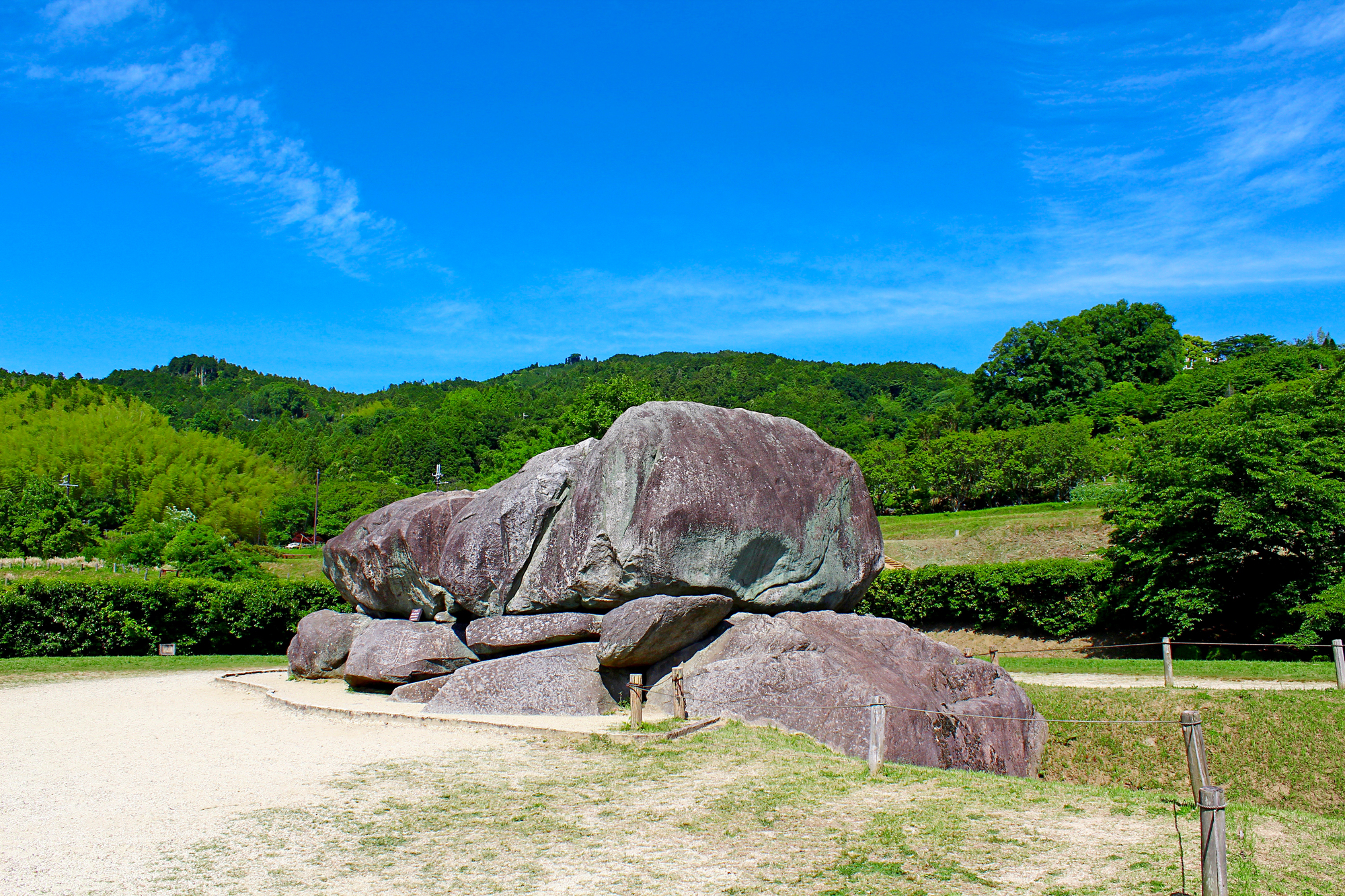 初夏の明日香村 青空と石舞台古墳(表側)