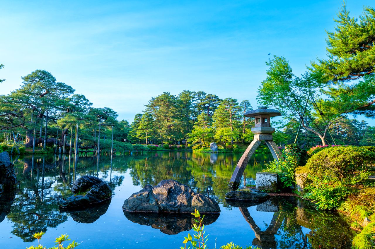 兼六園 徽軫灯籠と霞ヶ池(石川県金沢市)