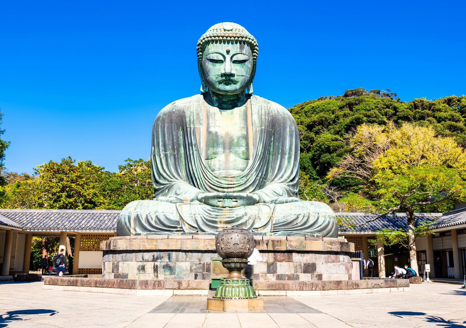 青空の下に座る鎌倉大仏(高徳院の国宝・銅造阿弥陀如来坐像)