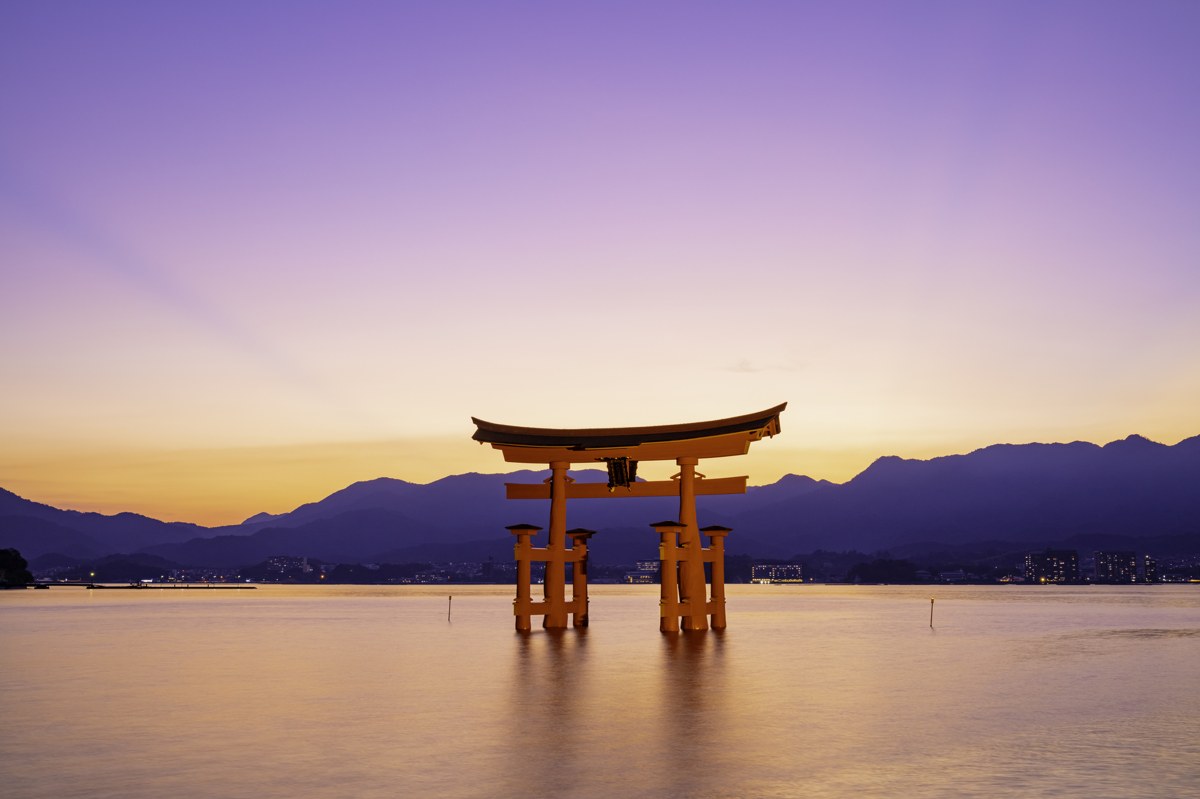 夕暮れの厳島神社 大鳥居(広島県廿日市市宮島町)