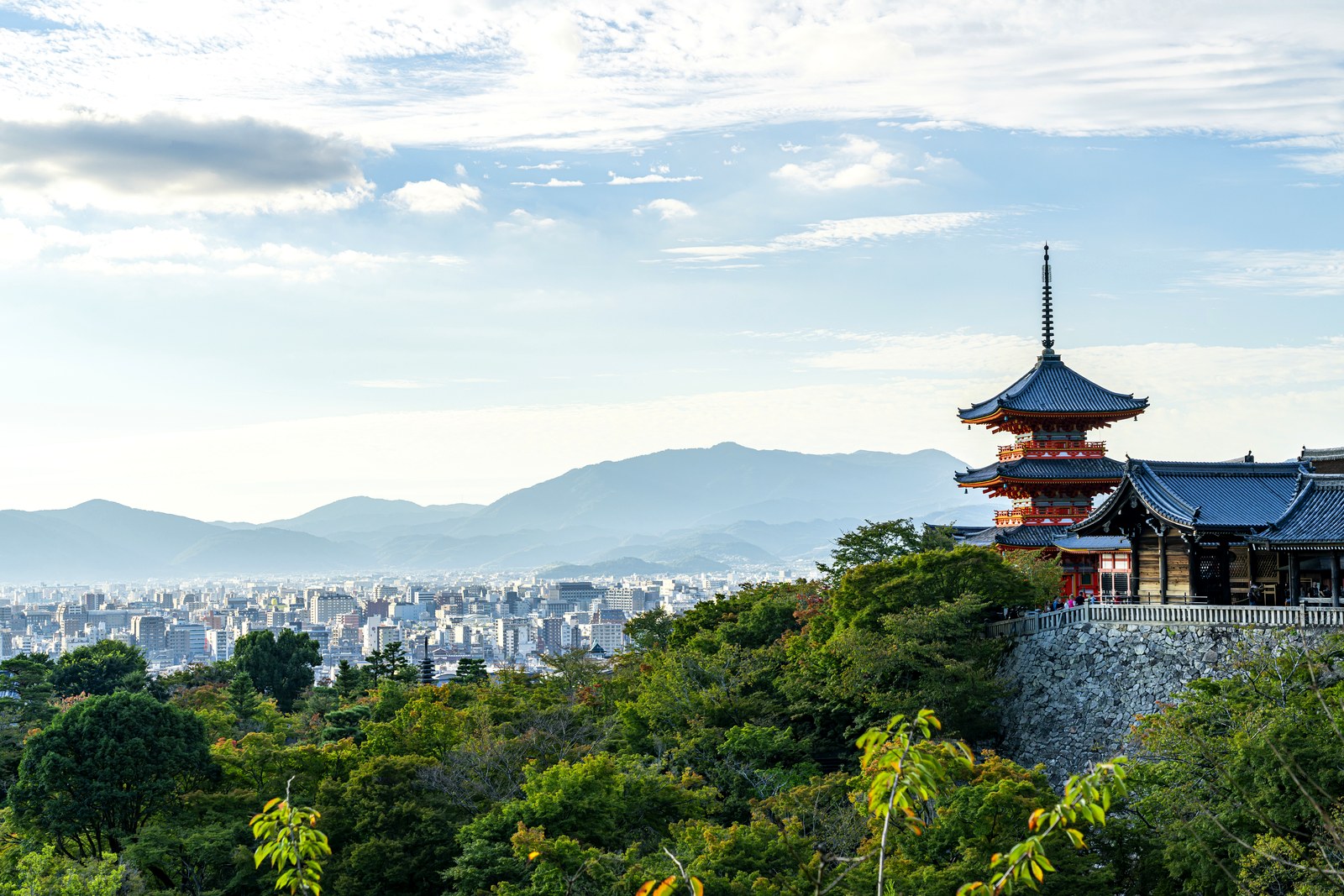 清水寺の三重塔と京都市街の眺め(京都市東山区)
