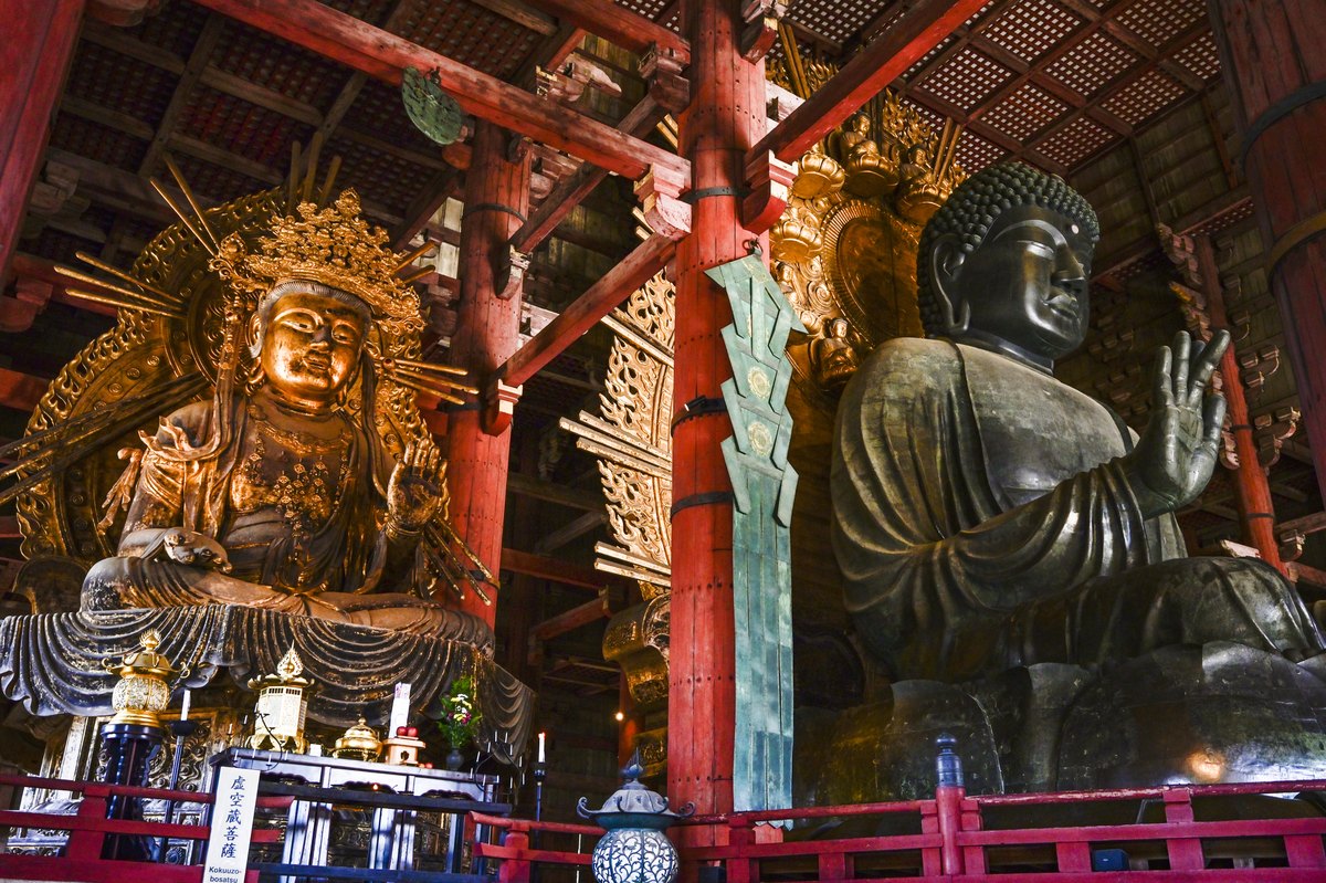 東大寺の大仏（盧舎那仏）と如意輪観音菩薩坐像