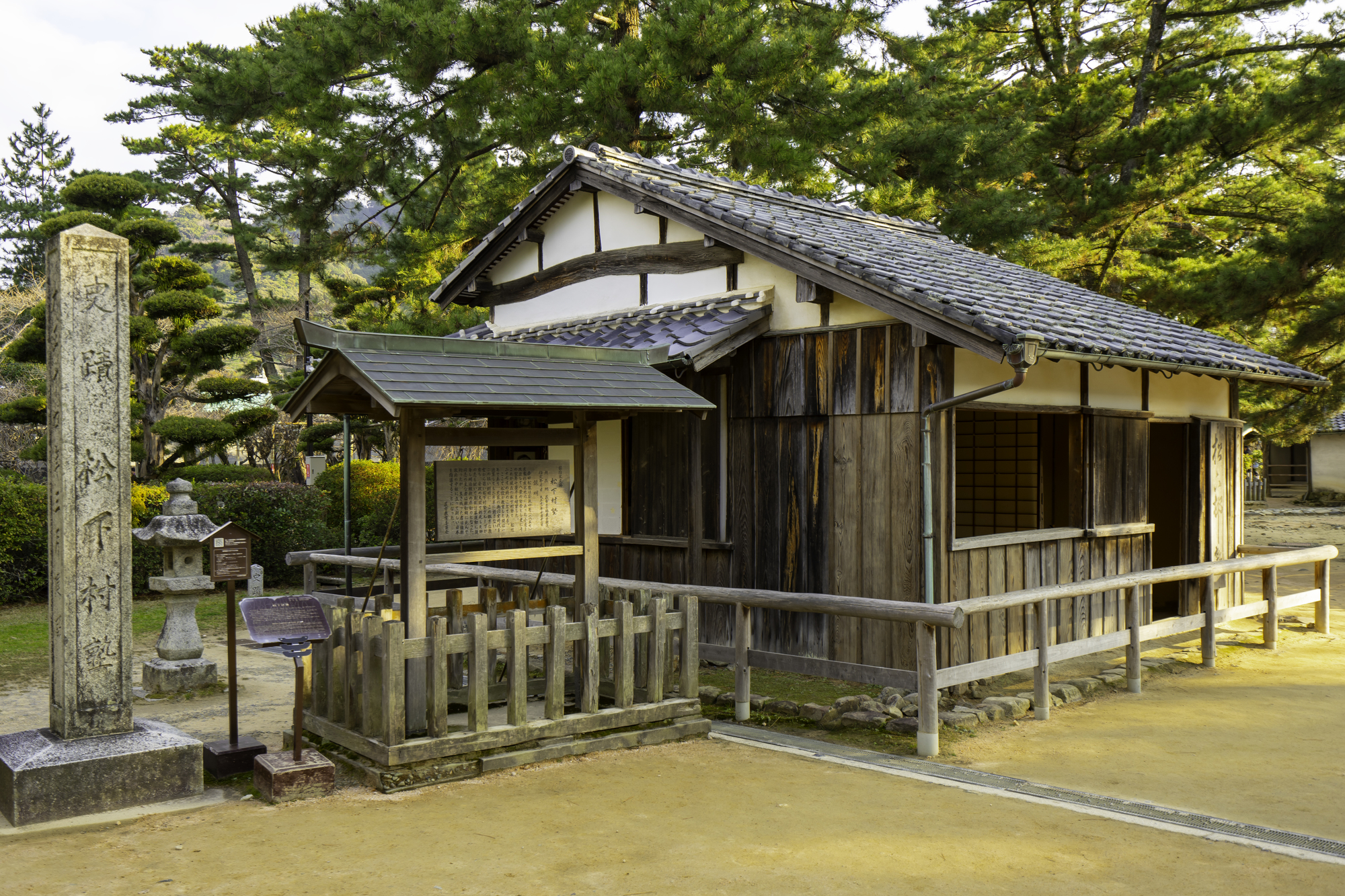 萩・松陰神社にある松下村塾の木造校舎と石碑