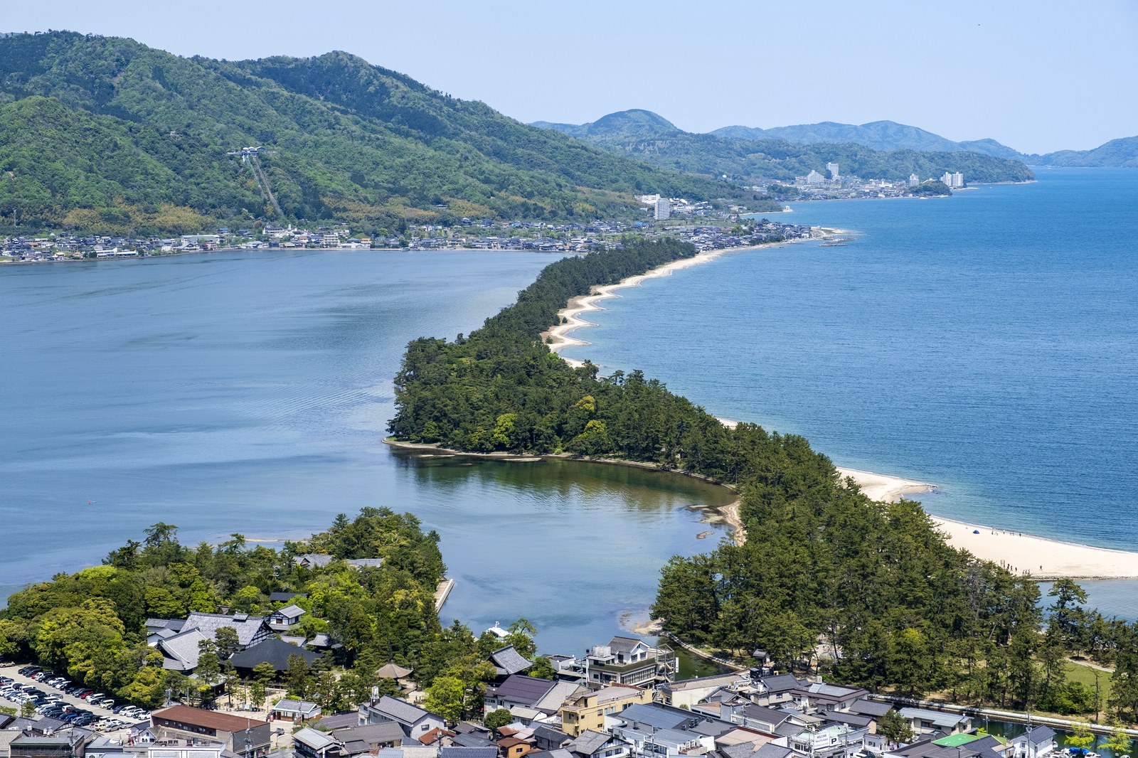 宮津湾側の浜辺から望む天橋立（京都府宮津市）