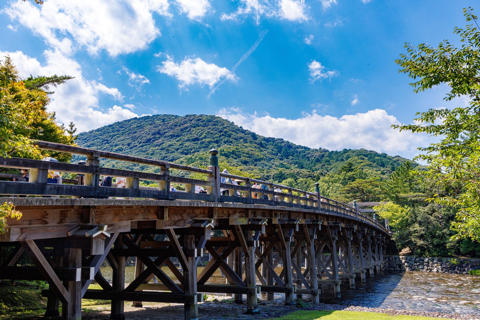 伊勢神宮 内宮の宇治橋と背後の神路山