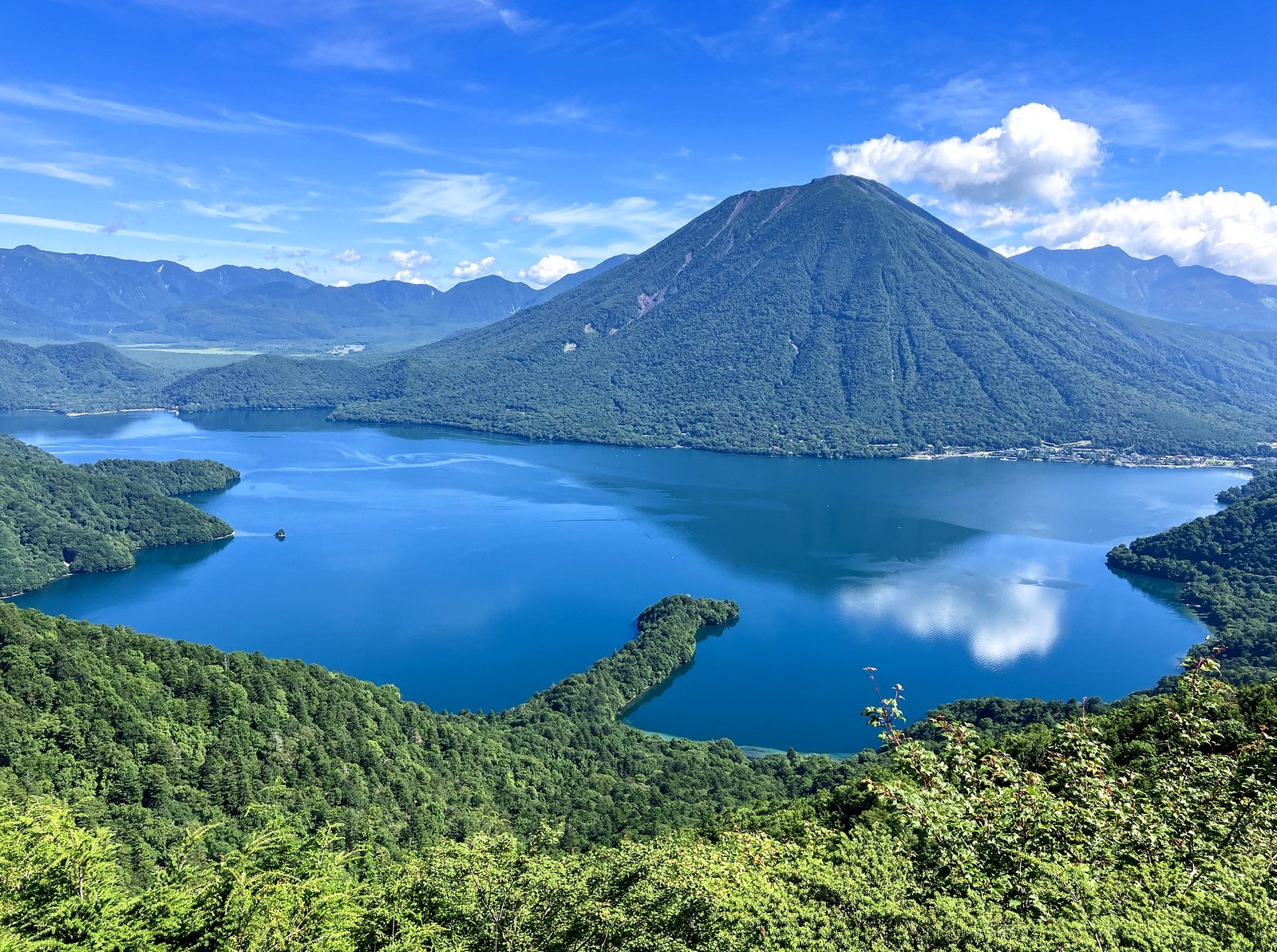 半月山展望台から望む夏の中禅寺湖と男体山