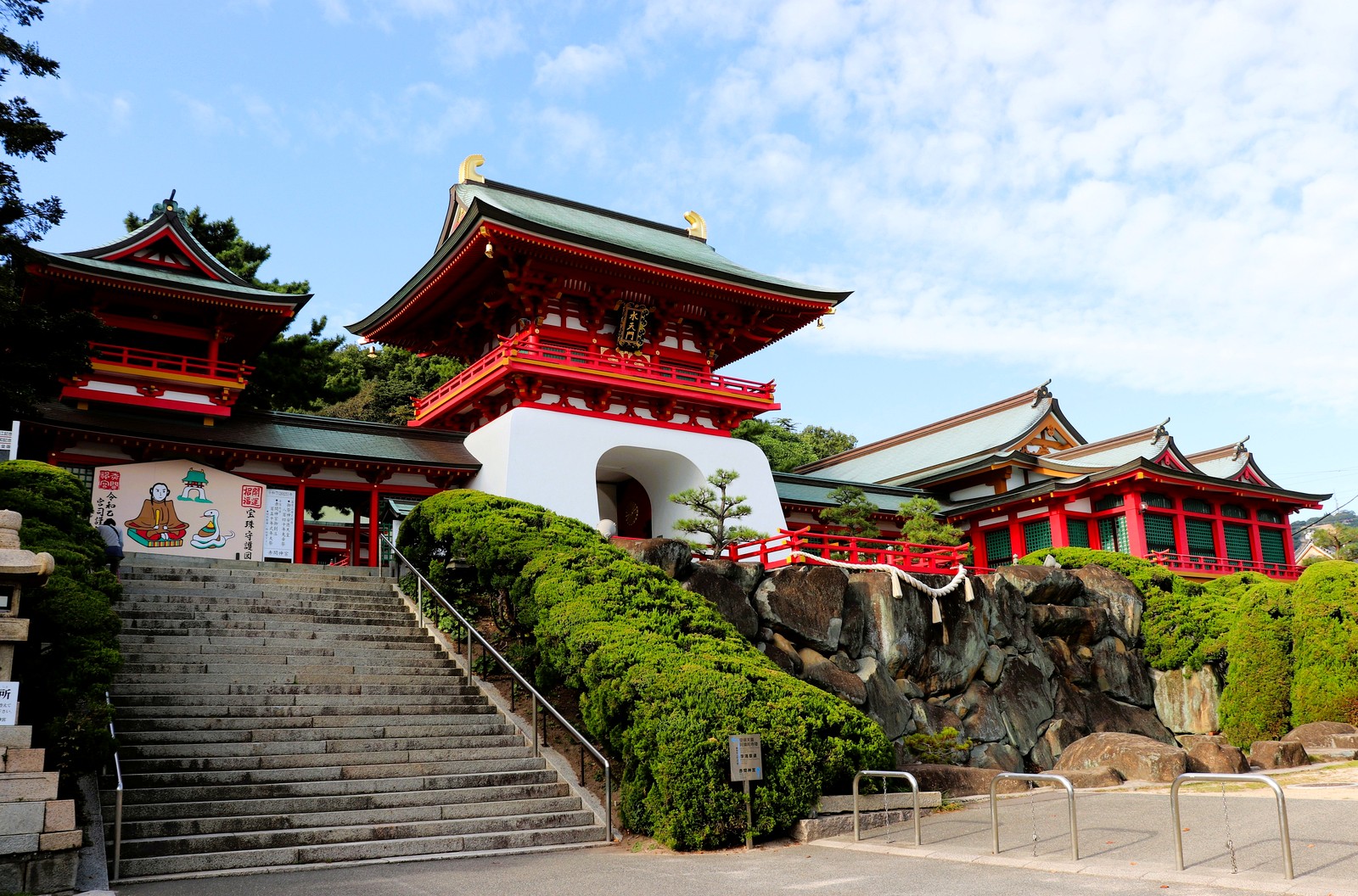 青空の赤間神宮 社殿と参道（山口県下関市）