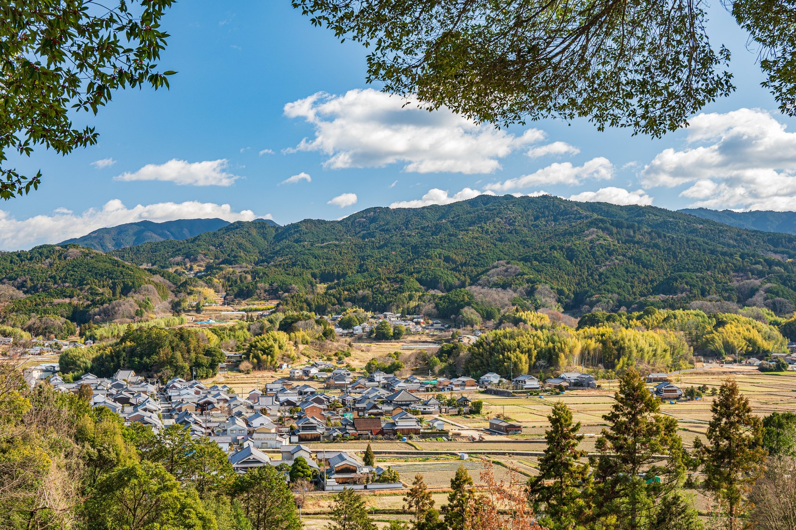甘樫丘の展望台から見た明日香村の集落と山並み