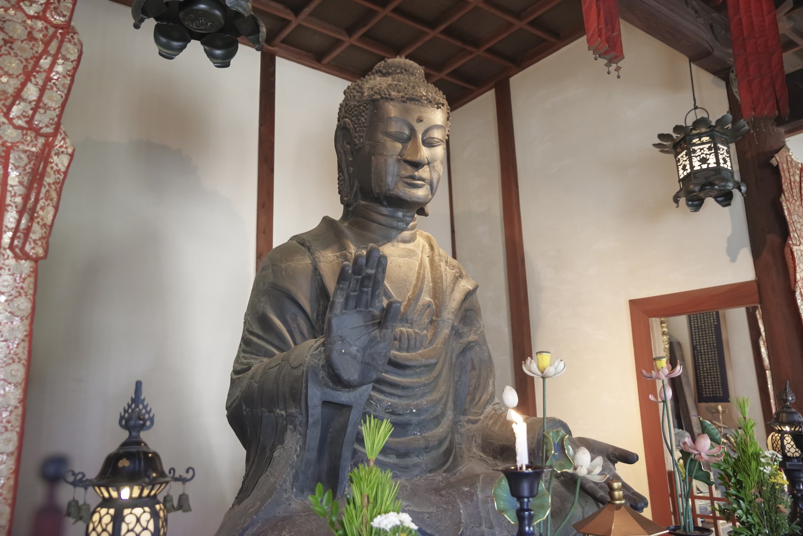 飛鳥寺の本堂に安置された飛鳥大仏