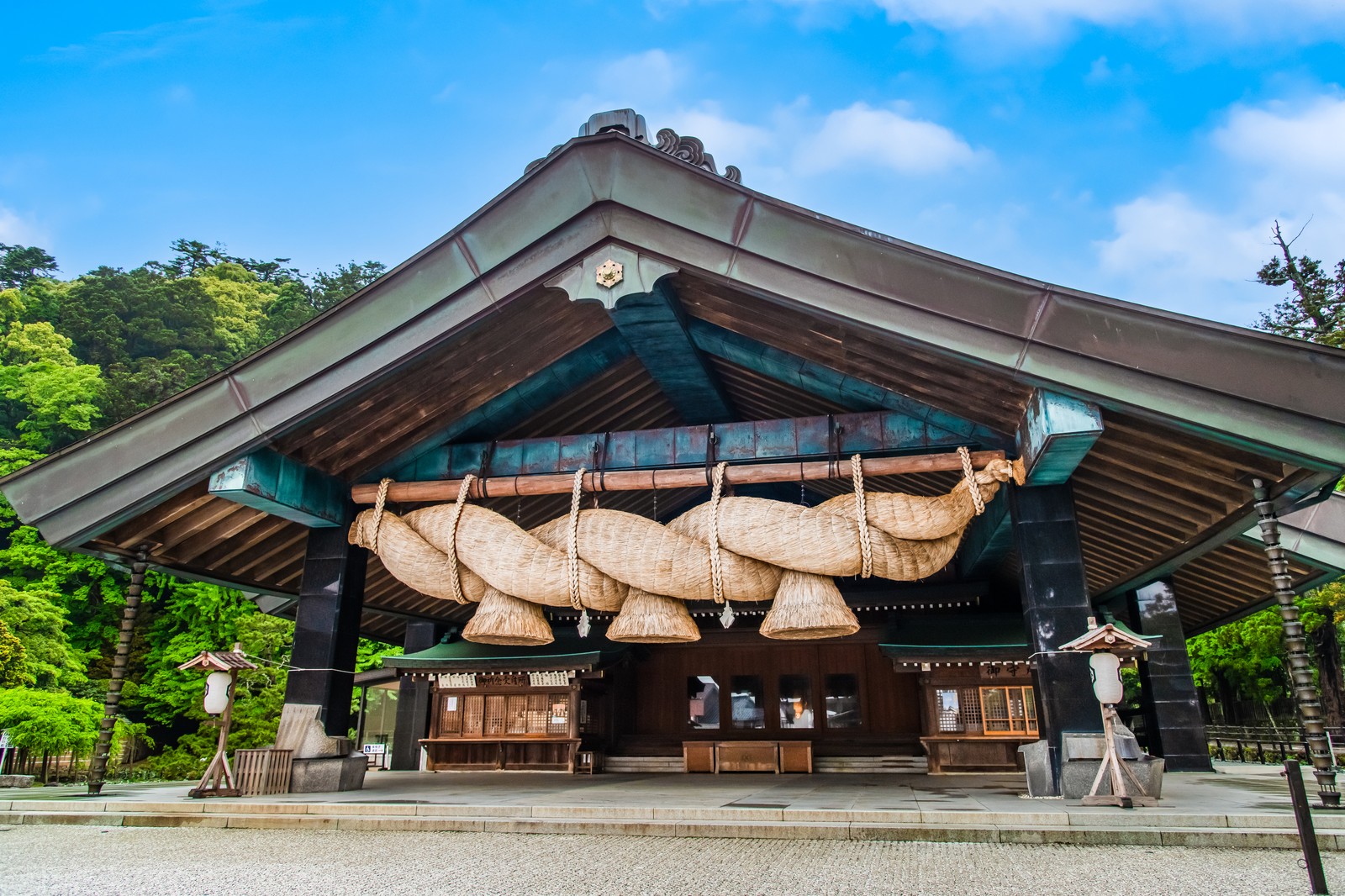 出雲大社の神楽殿にかかる巨大な大注連縄