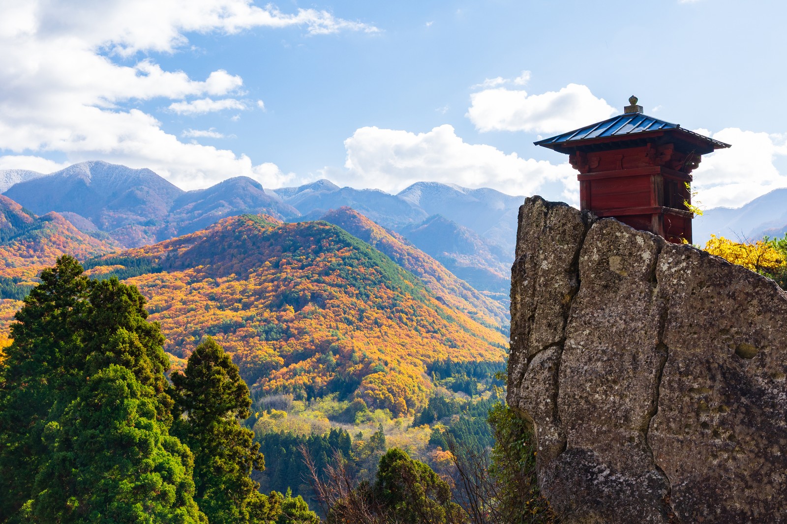 岩の上に建つ立石寺の納経堂と奥羽の山並み(写真=PIXTA)
