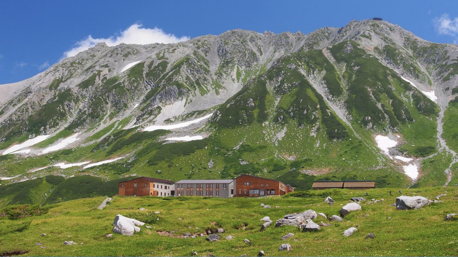 室堂平から望む夏の立山連峰