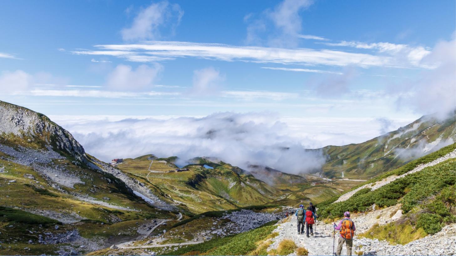 初秋の室堂・登山道を歩く人々