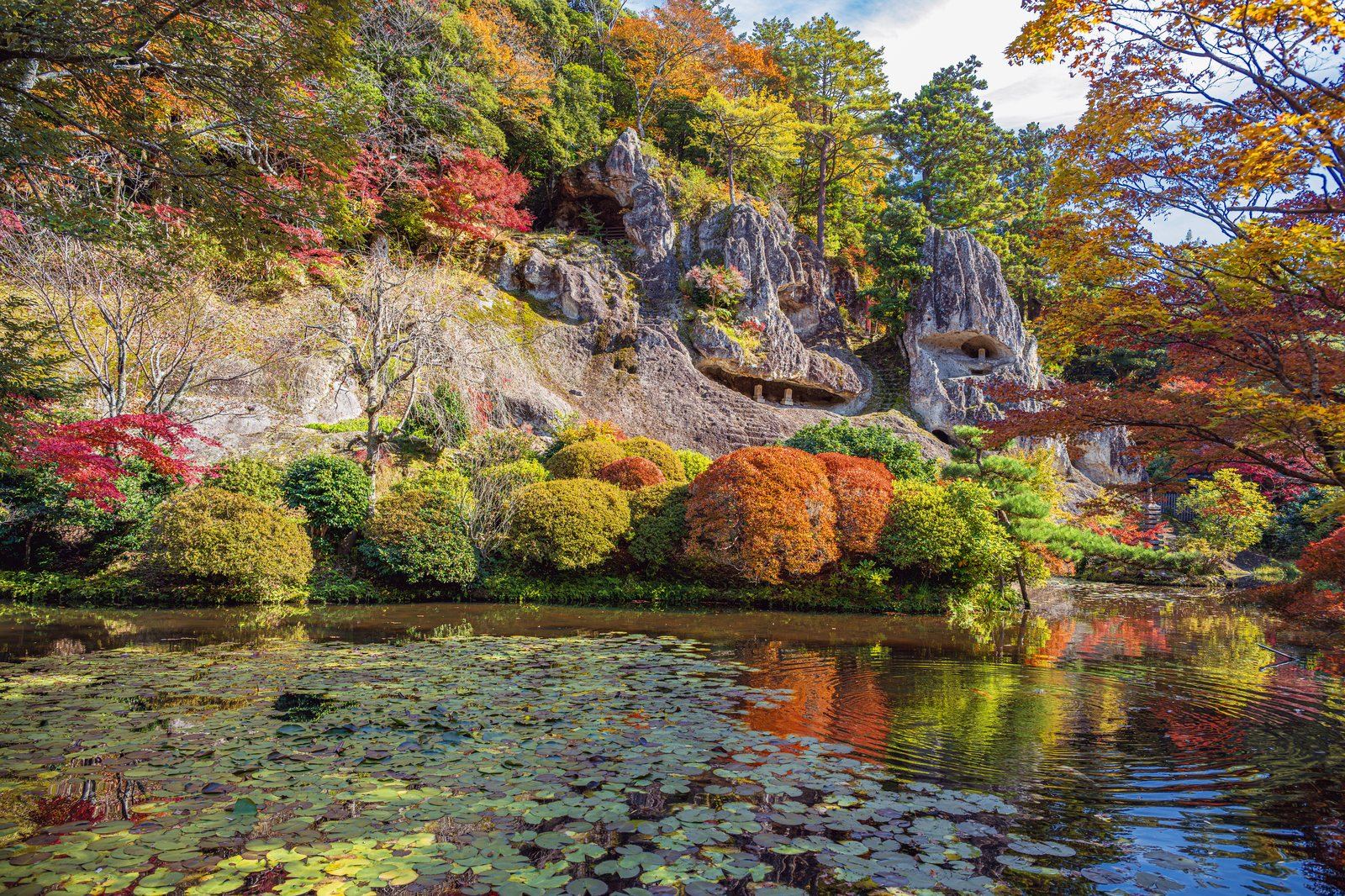那谷寺の池のほとり。水面に映る岩と、色づいた木々