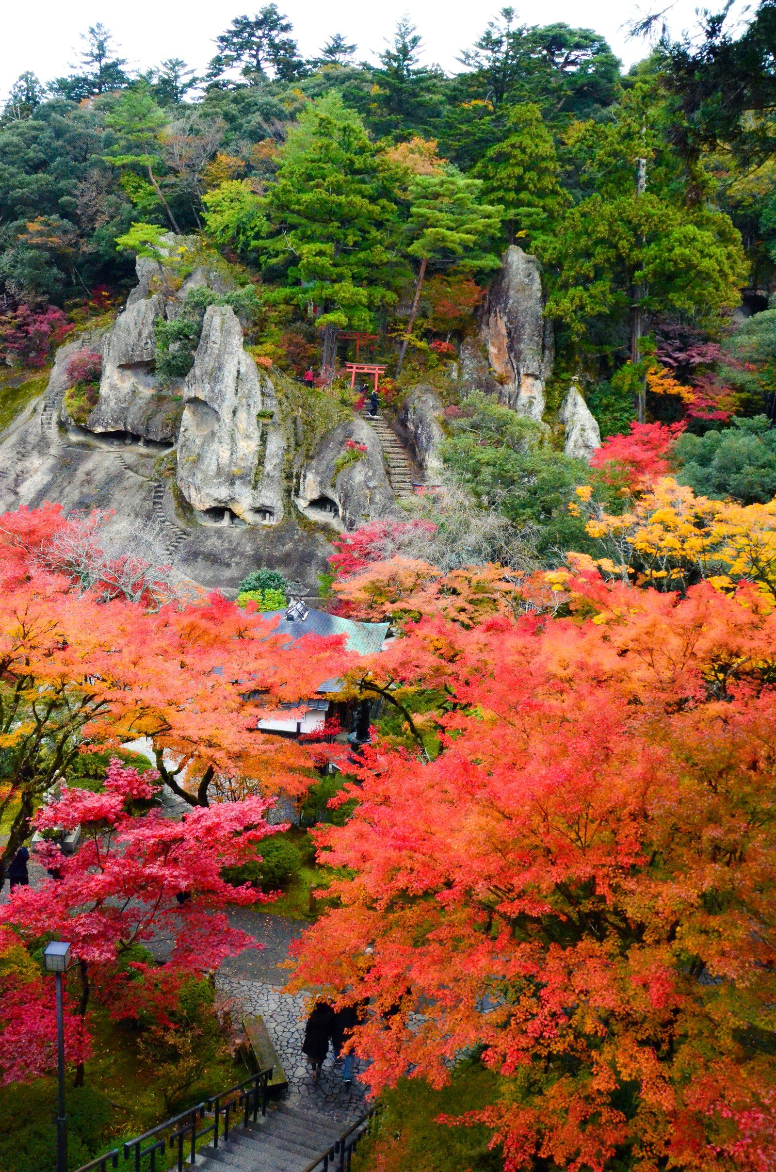 那谷寺の奇岩遊仙境。凝灰岩の岩山と、赤く色づいた紅葉