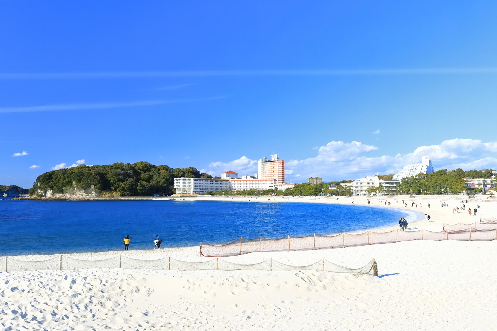 和歌山県 南紀白浜 白良浜の白砂ビーチ全景