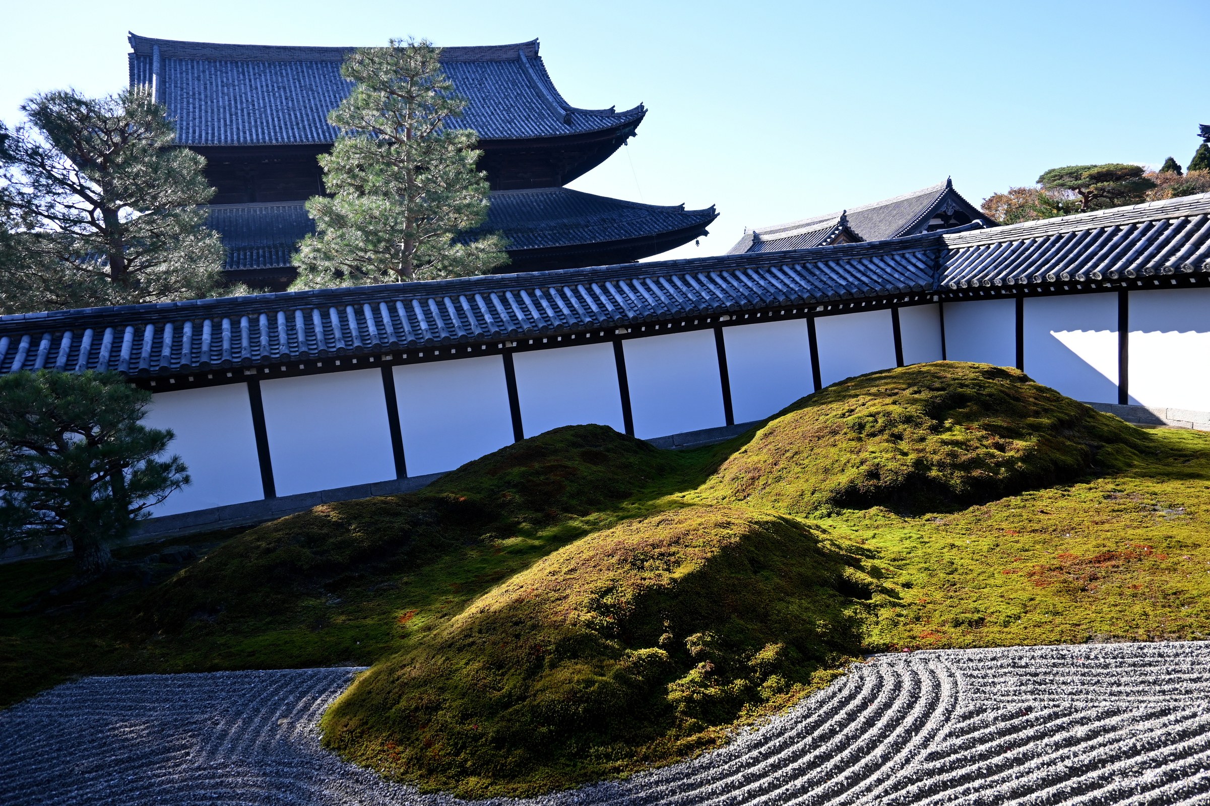 東福寺本坊庭園・八相の庭。苔の築山と白砂の枯山水