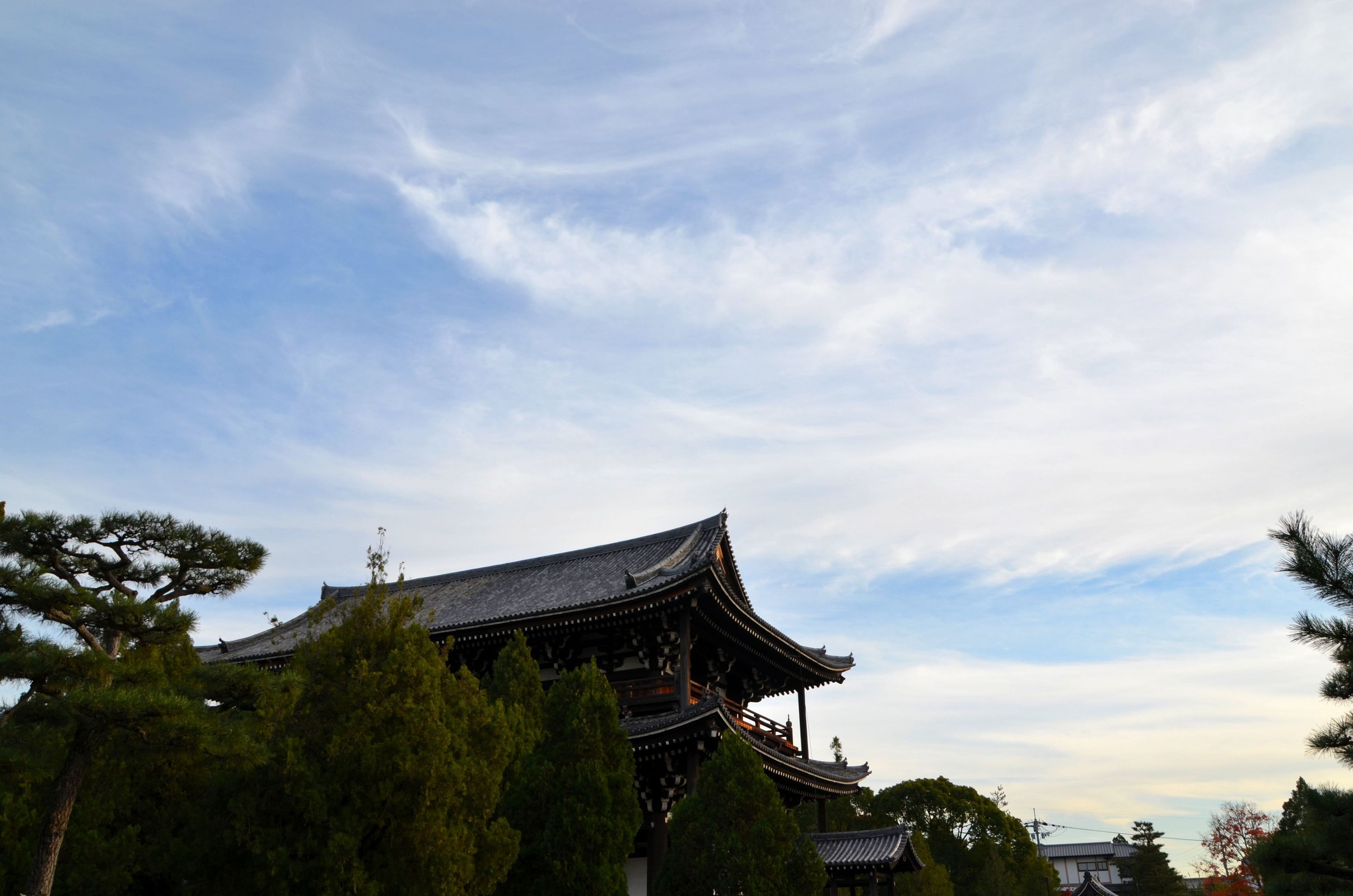 東福寺の三門。国宝に指定された巨大な二階建ての門