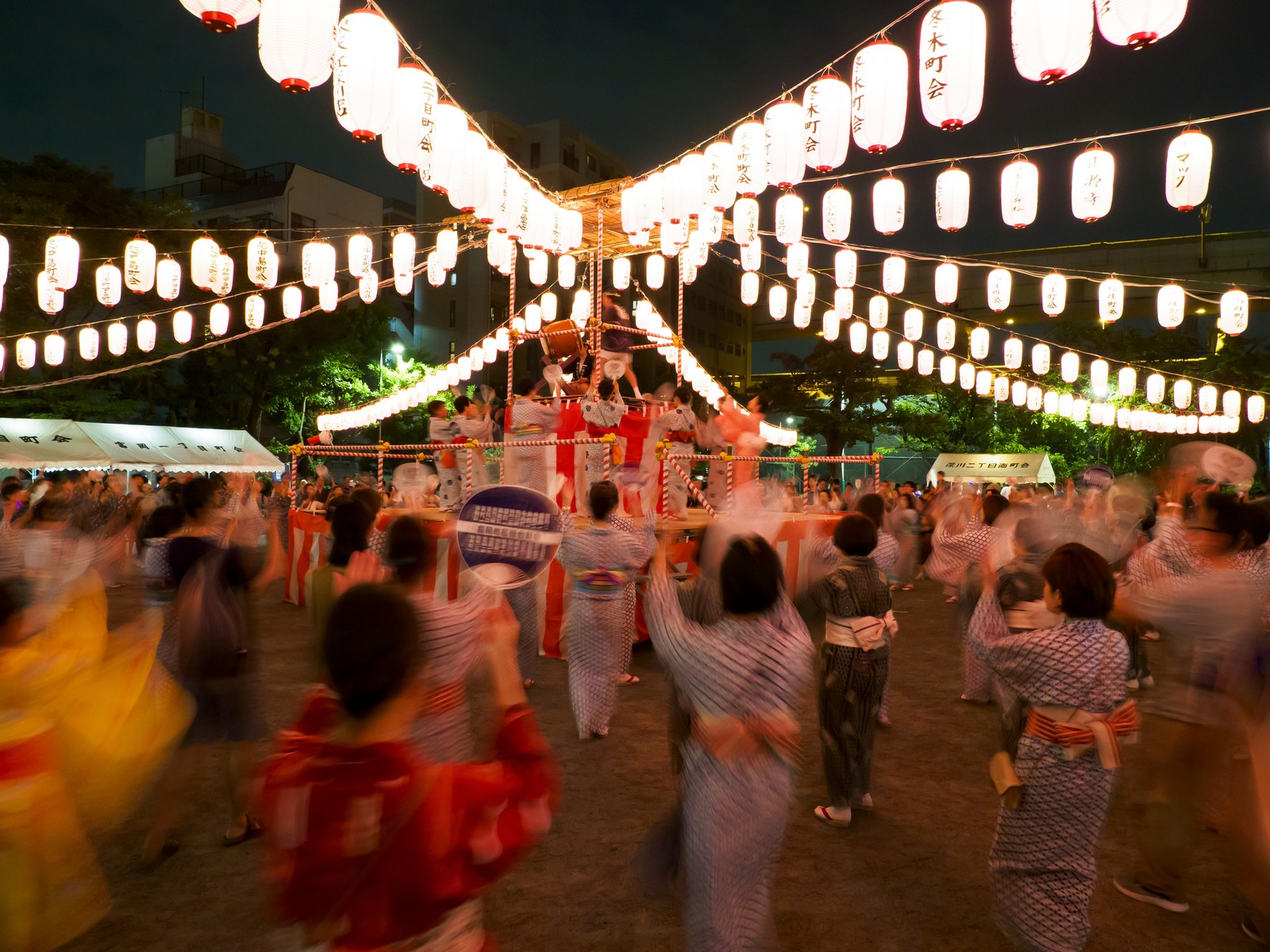 盆踊りの櫓と提灯(夏祭りの夜)