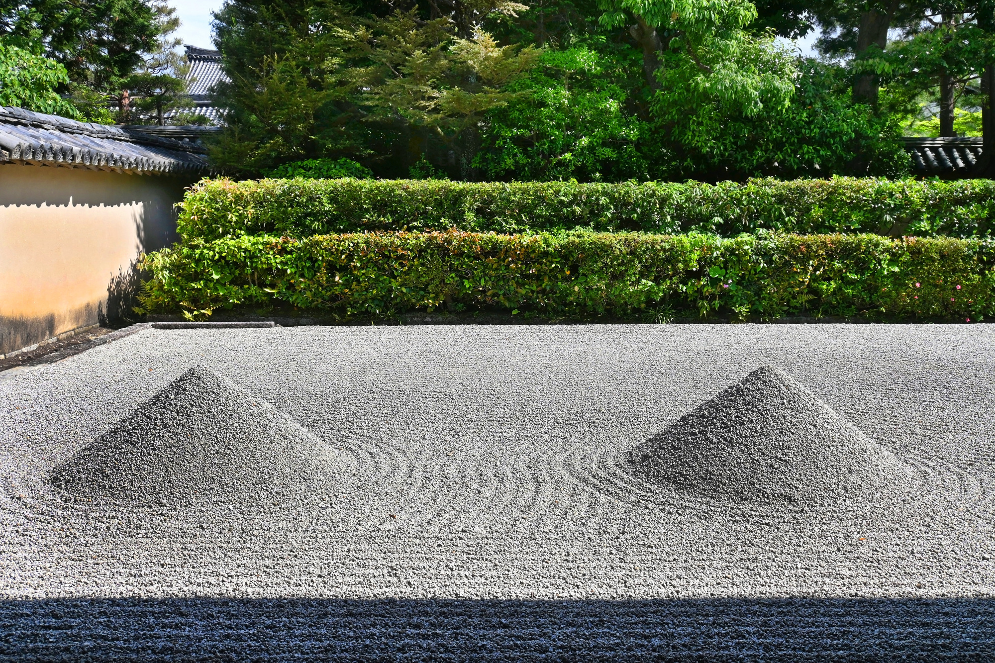 大徳寺大仙院の方丈南庭に置かれた二つの砂盛と白砂