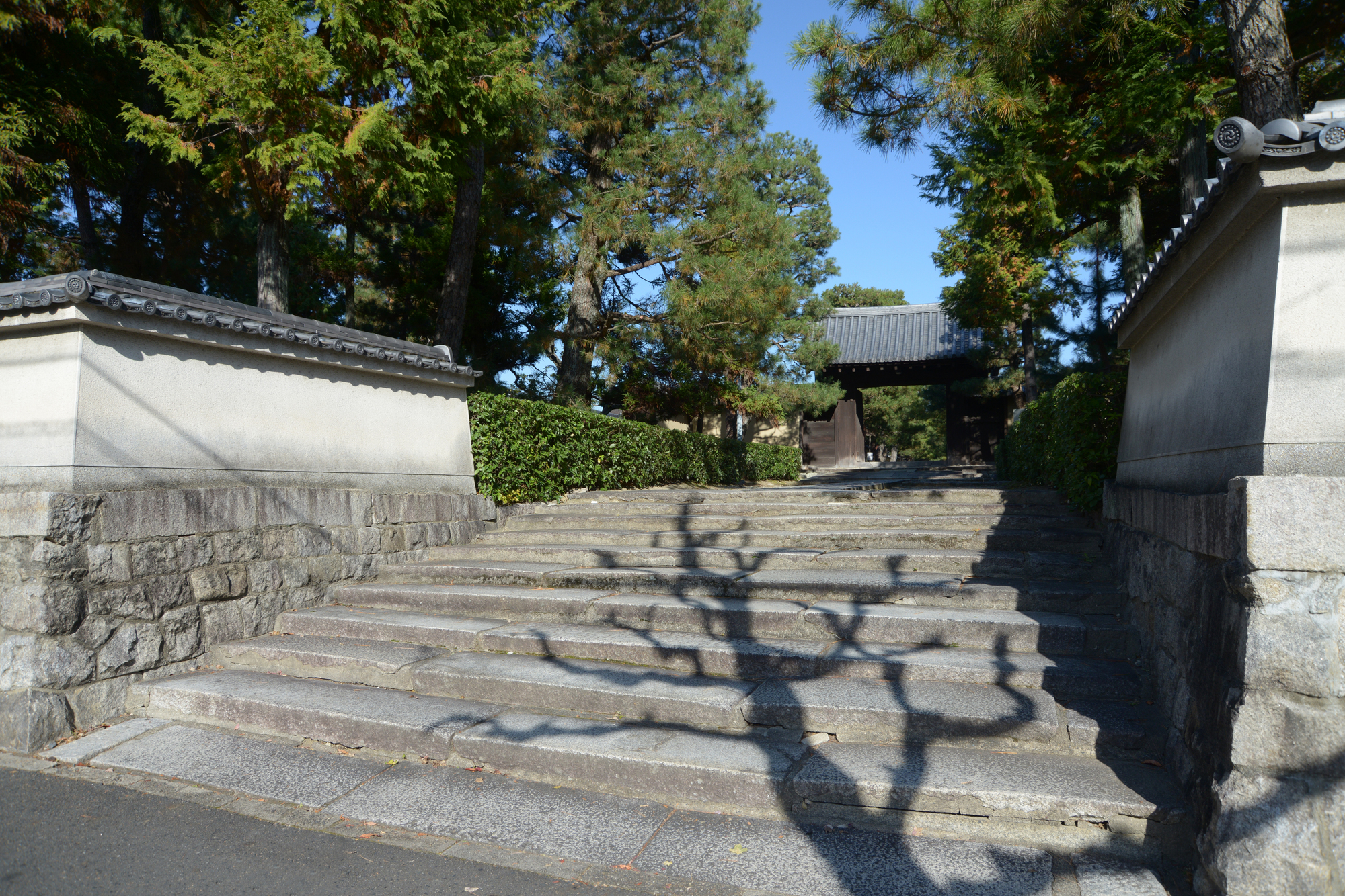 大徳寺の南門へ続く石段と白い築地塀