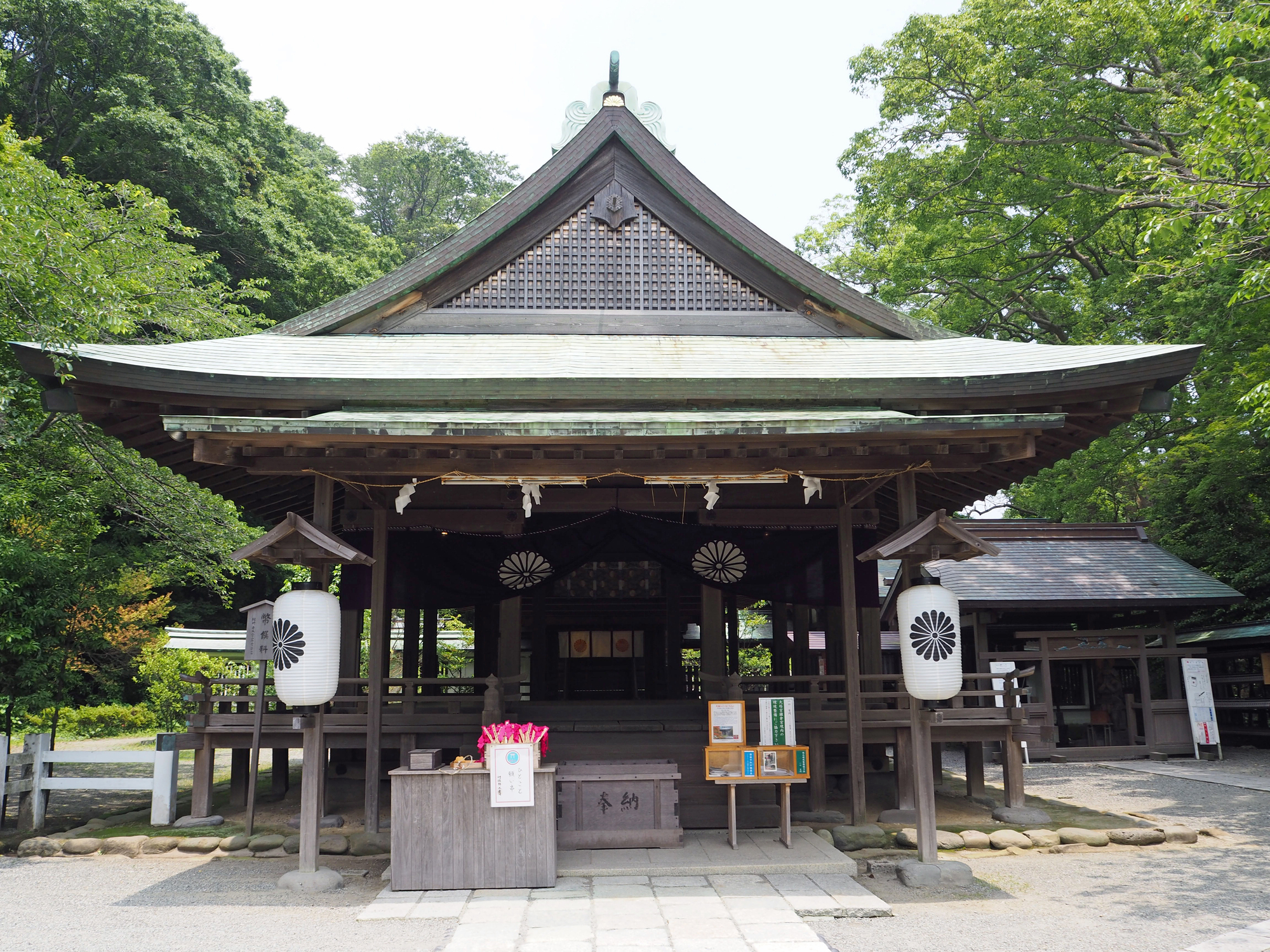 鎌倉宮の拝殿。切妻の屋根と白い提灯が並ぶ