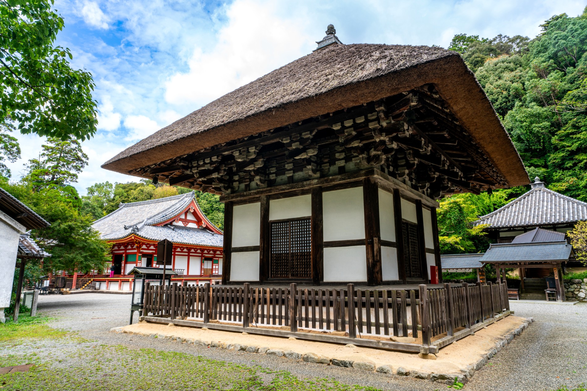 観心寺の建掛塔と金堂・阿弥陀堂(大阪府河内長野市)