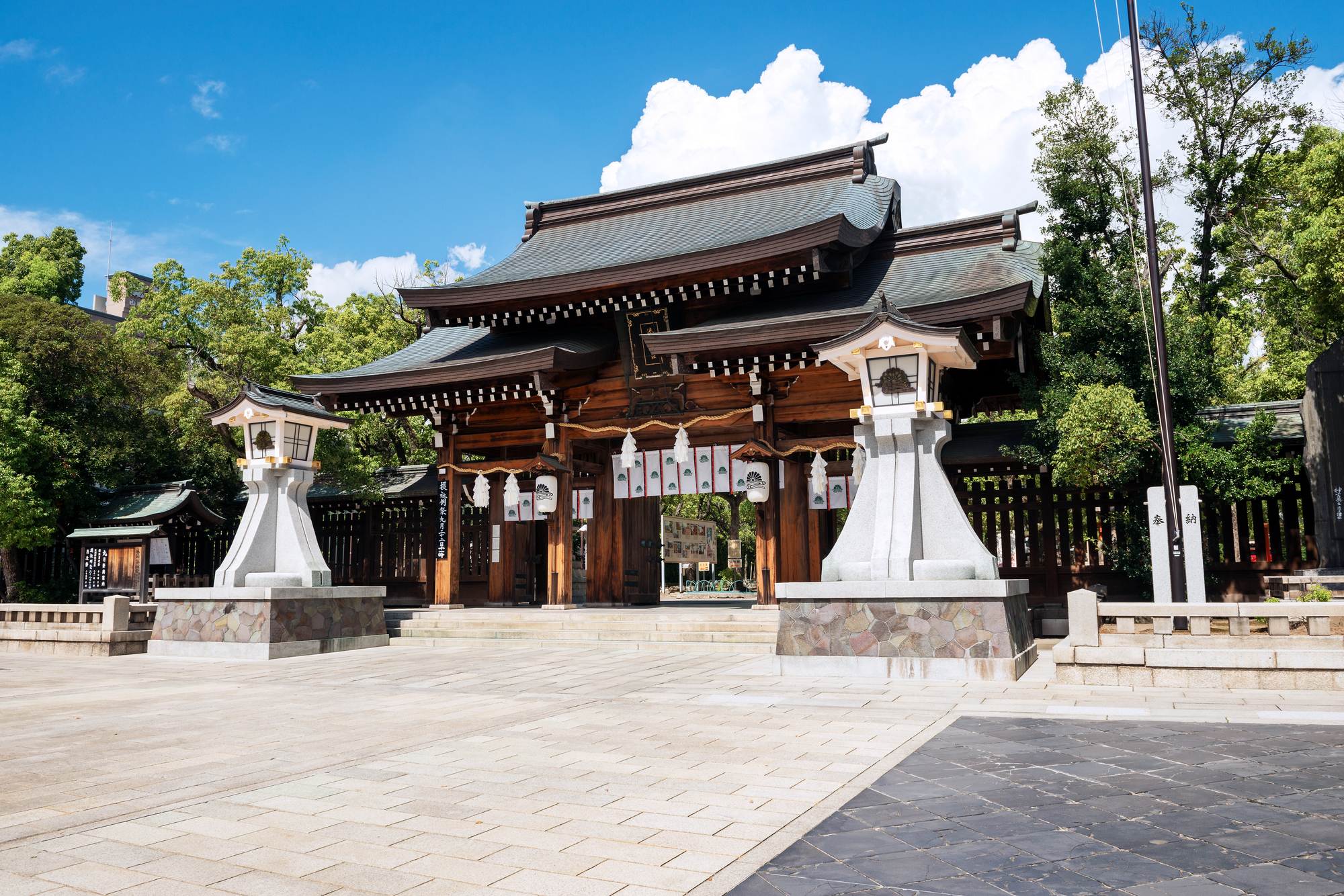 晴れた日の湊川神社 境内と表神門
