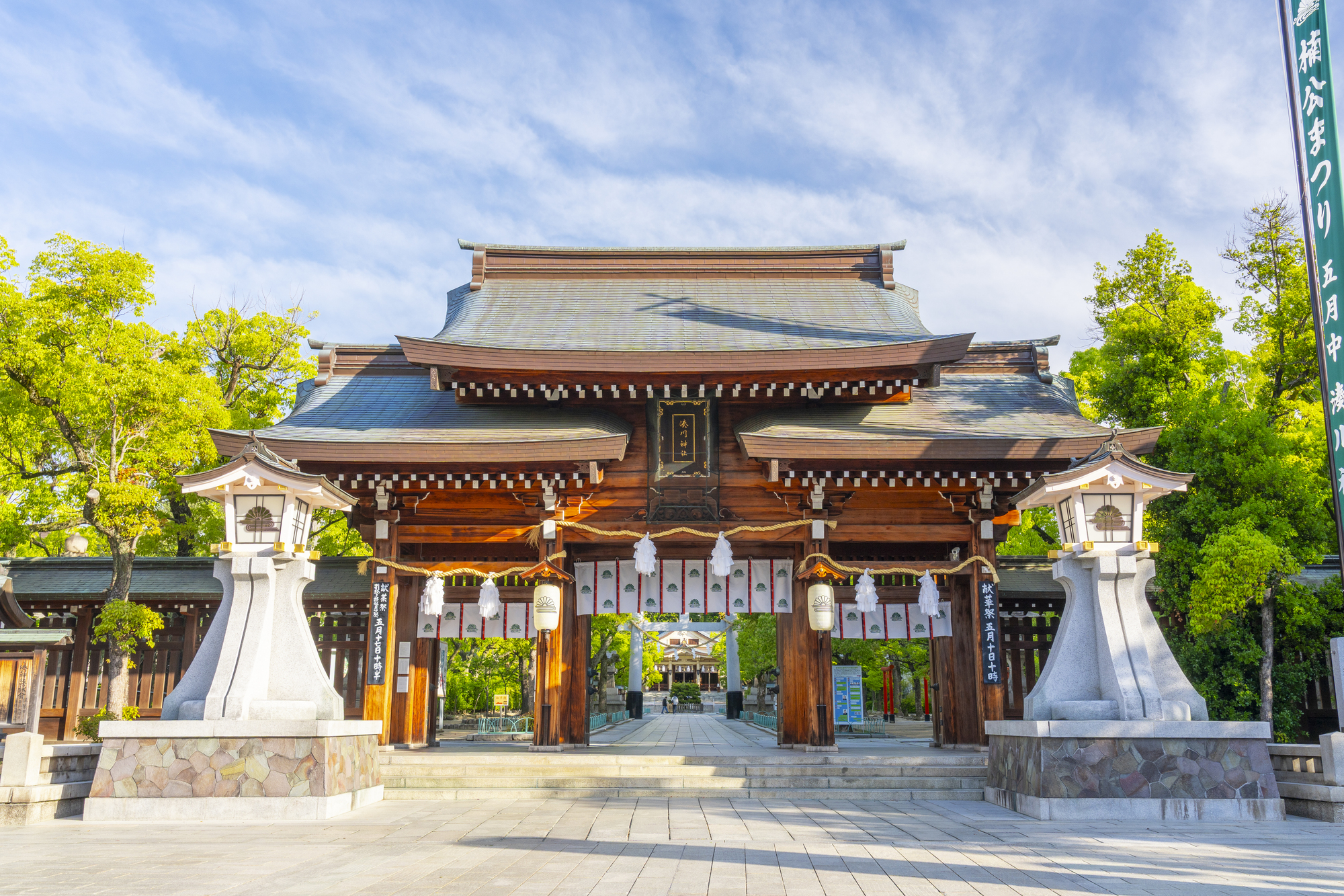 湊川神社の表神門と石畳の参道