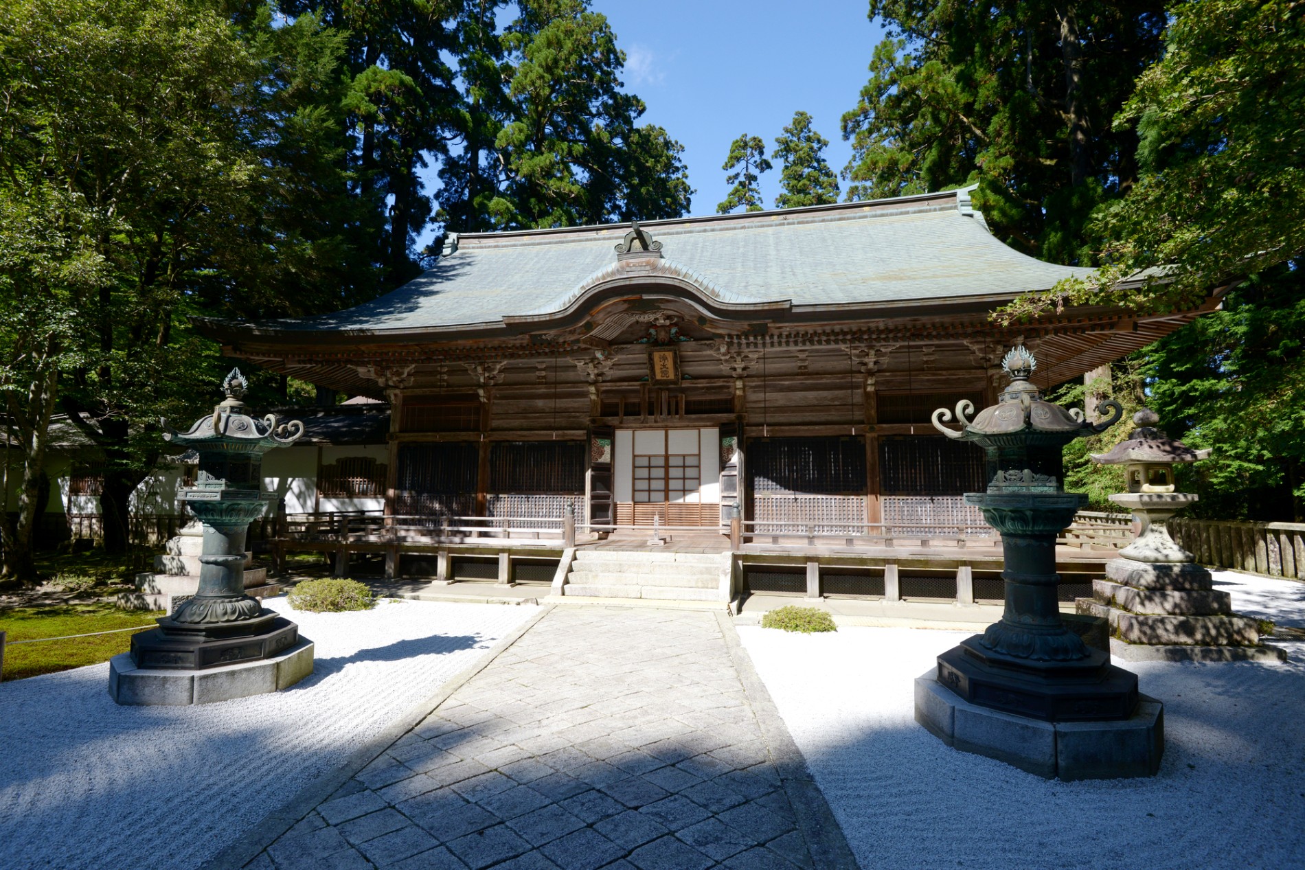 比叡山延暦寺 西塔 浄土院の白砂の庭と堂宇