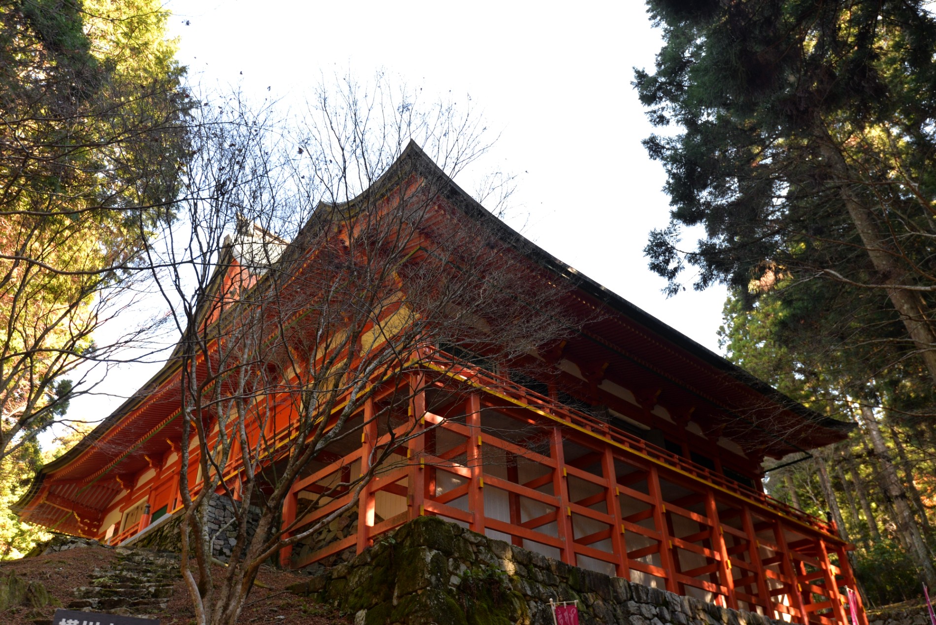 比叡山延暦寺 横川中堂の舞台造りの朱色の堂宇