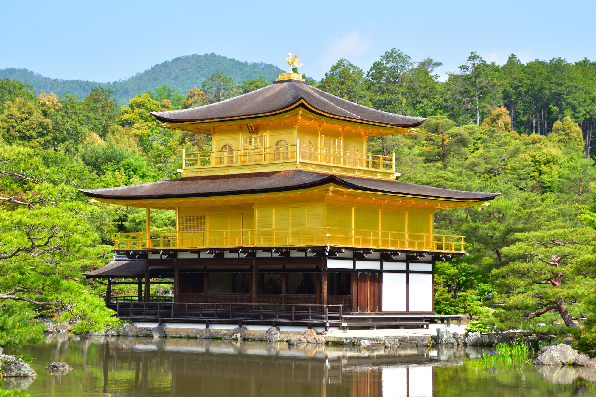 京都市北区 鹿苑寺の舎利殿（金閣）と鏡湖池