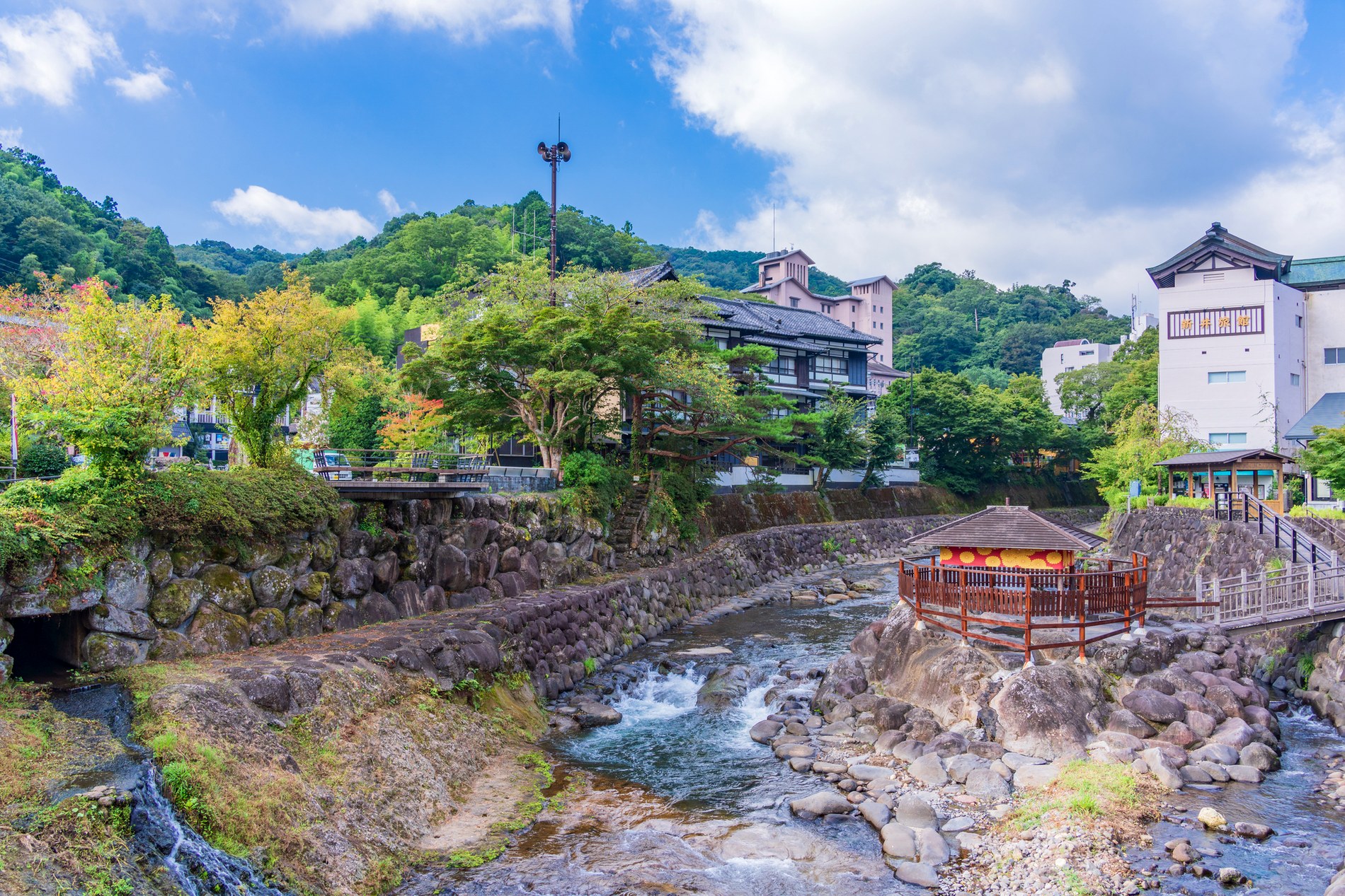 桂川沿いに宿が並ぶ修善寺温泉の風景