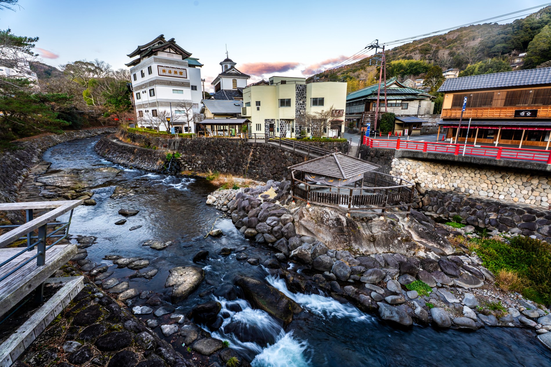 夜明けの桂川と独鈷の湯