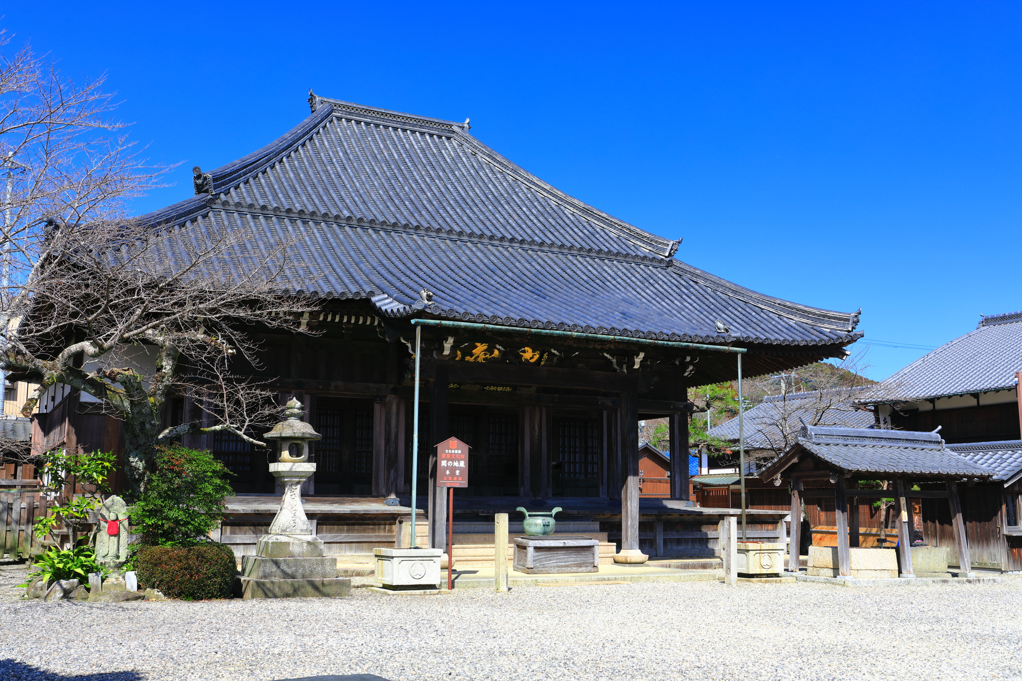 晴天の関地蔵院。東海道関宿の中心にある寺の本堂と門