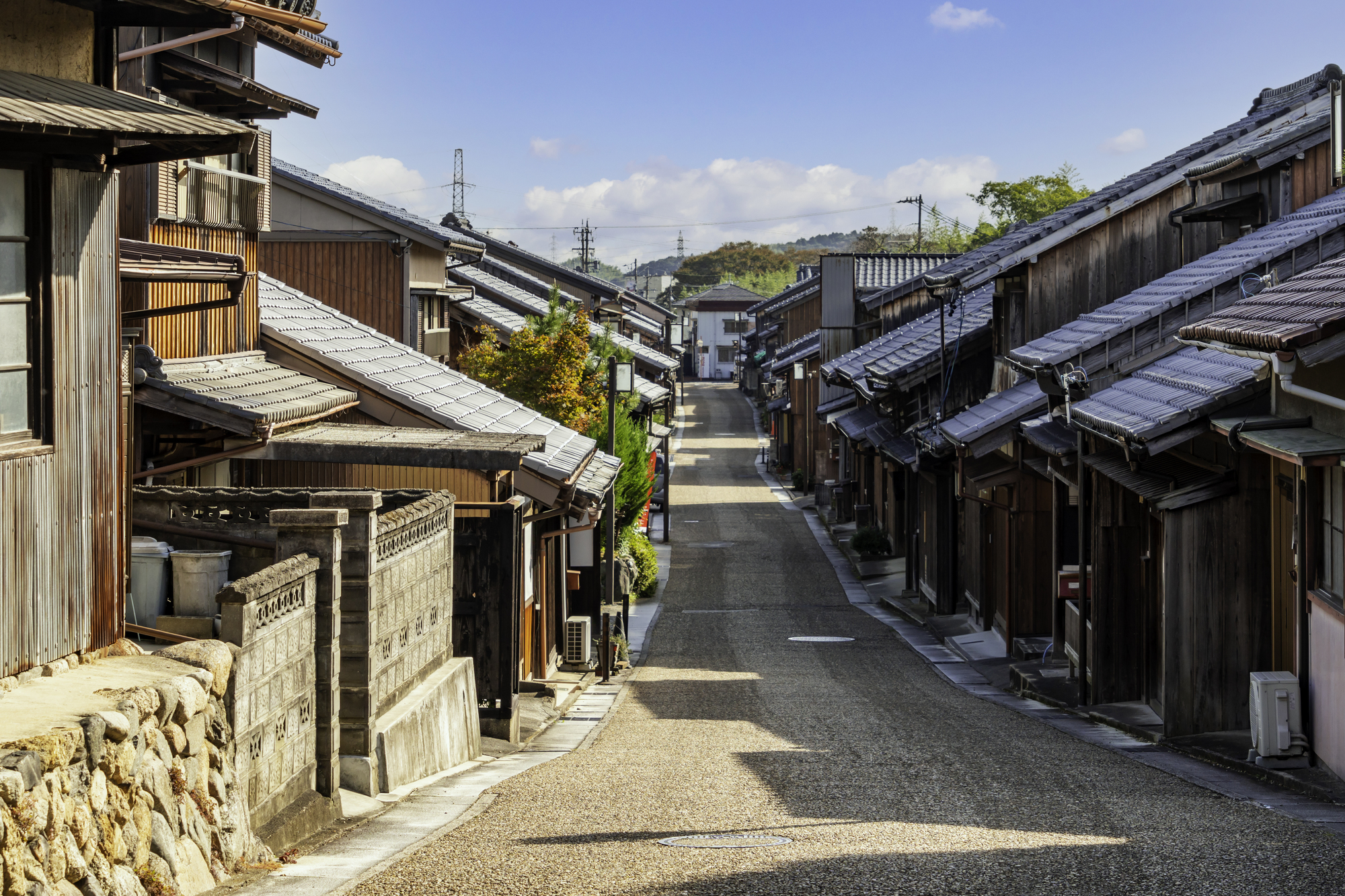 関宿の宿場町の町並み。白壁と木格子の町屋が両側に並ぶ
