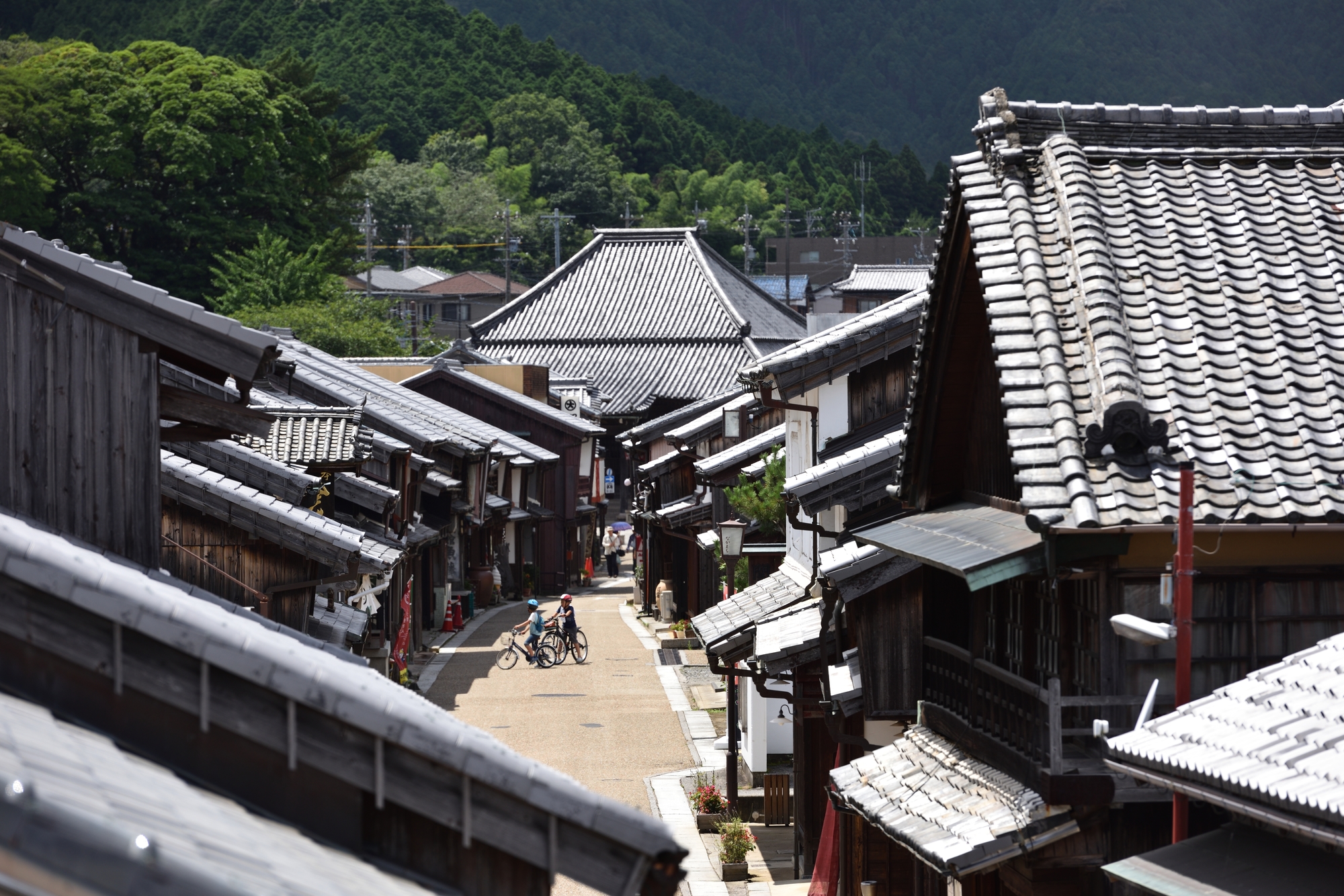 東海道関宿の街並み。格子戸と瓦屋根の町屋が街道沿いに連なる