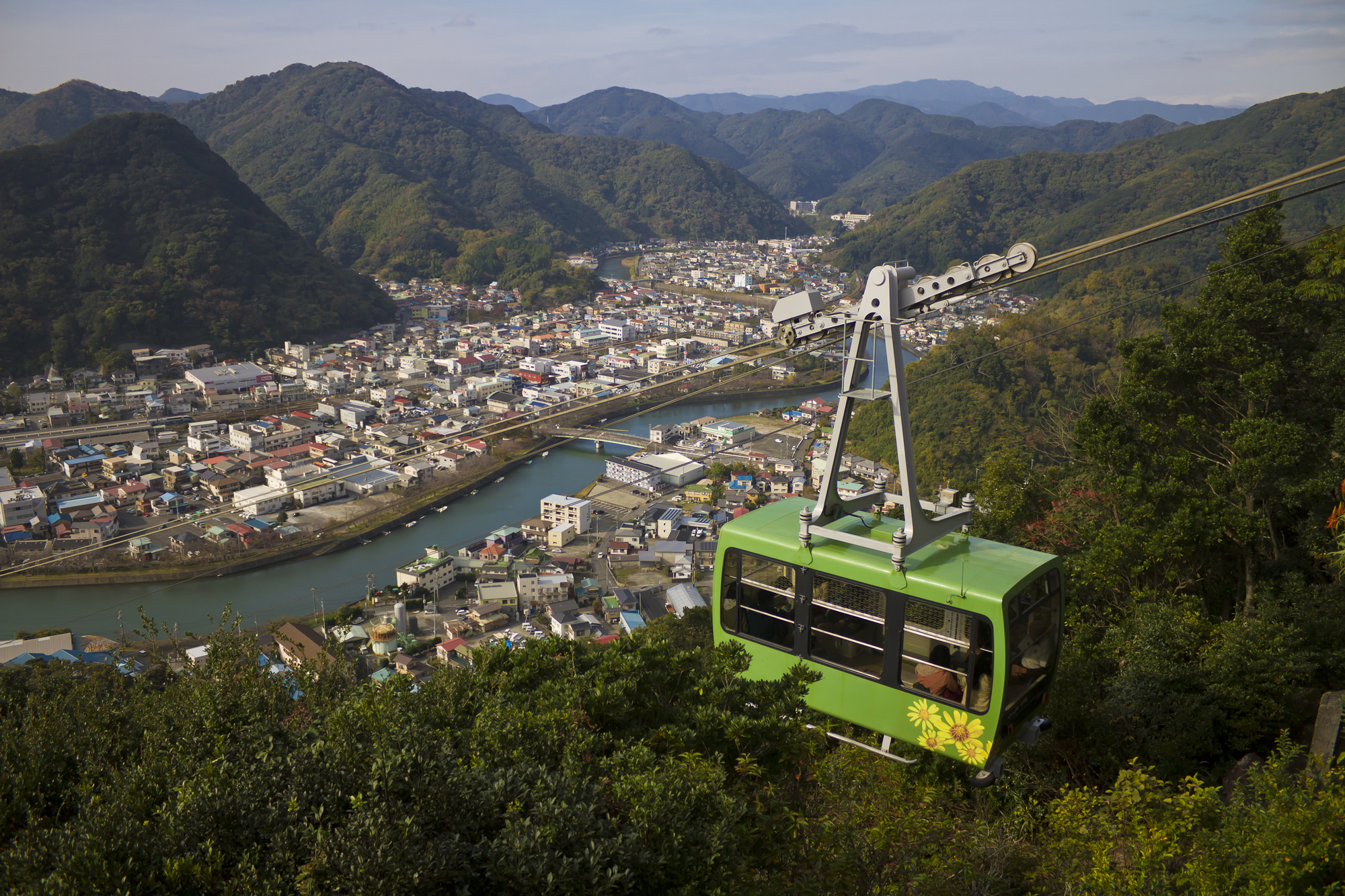 下田ロープウェイのゴンドラと寝姿山から見下ろす下田の市街と港