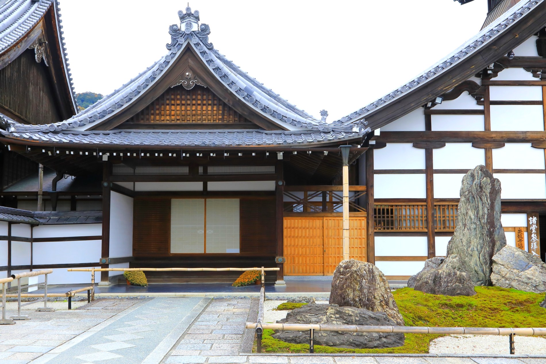 天龍寺の庫裏と白砂の前庭