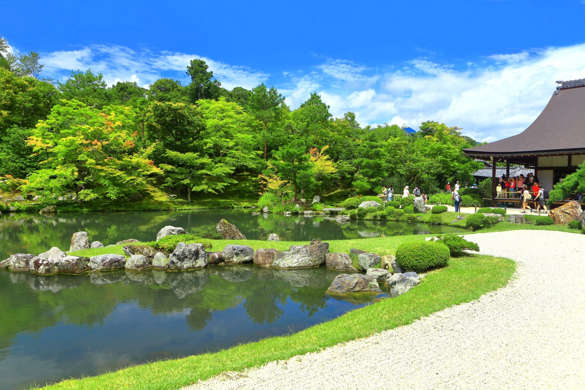 天龍寺の曹源池庭園と大方丈（京都市右京区嵯峨）