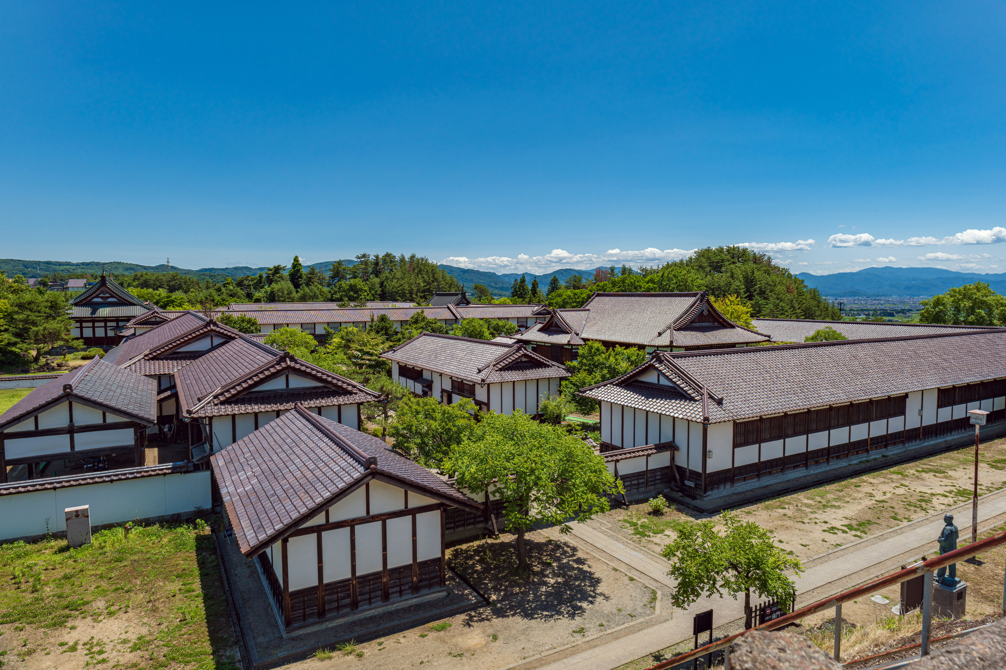 日新館の天文台から見下ろした校舎群と会津の山並み