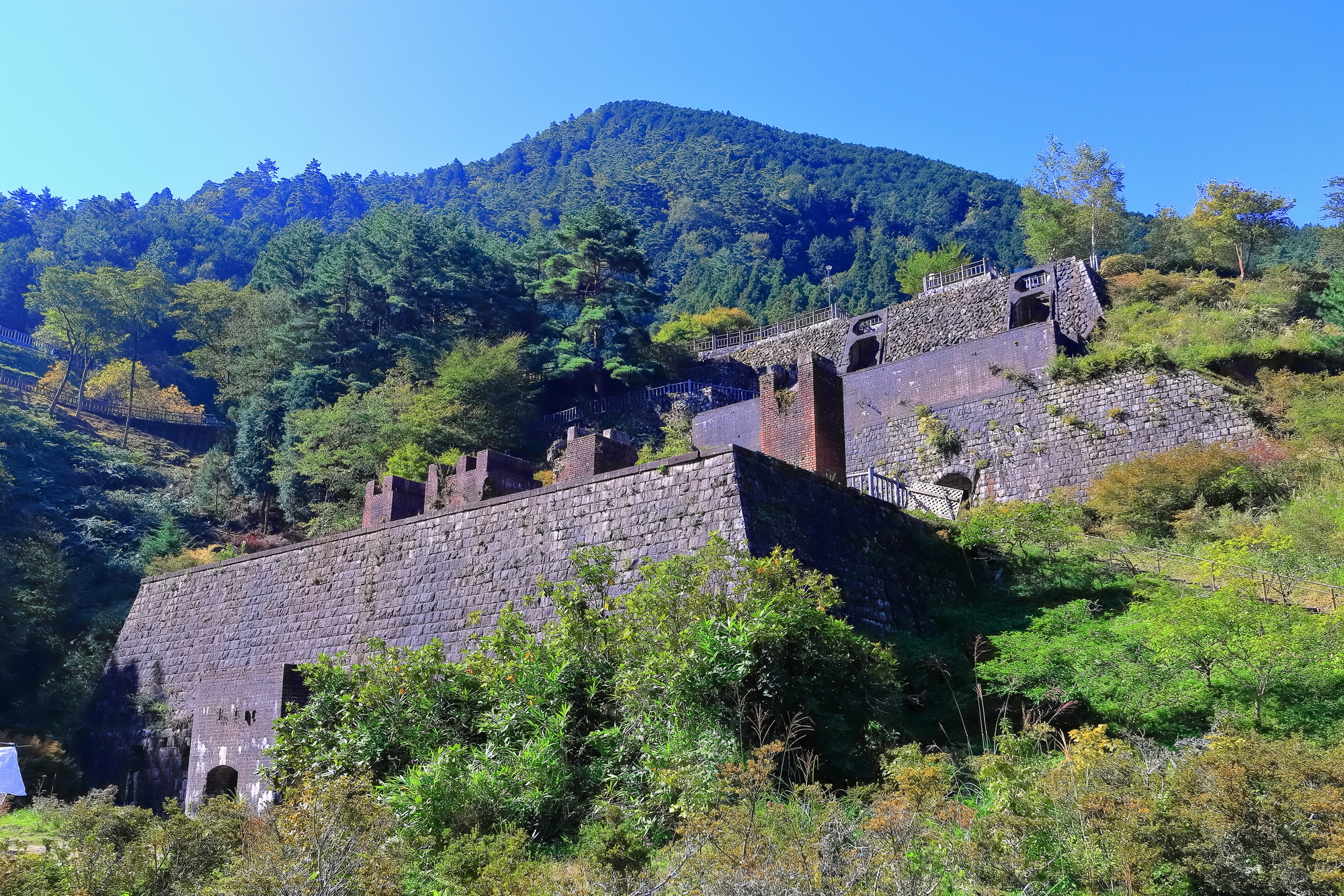 別子銅山 東平の貯鉱庫跡に残る石積み