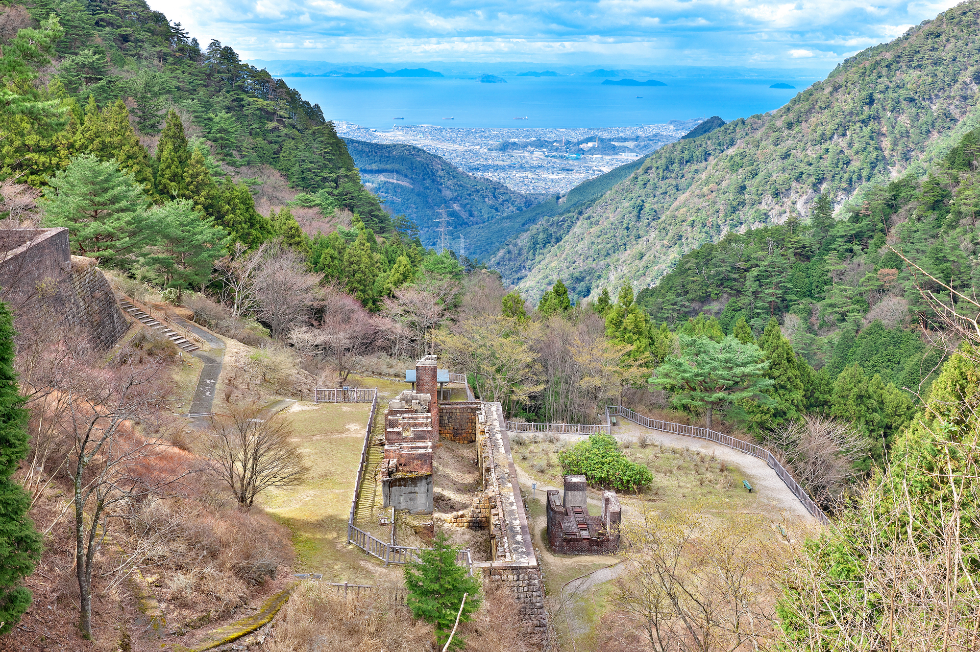 別子銅山 東平の索道基地跡と眼下の新居浜の街
