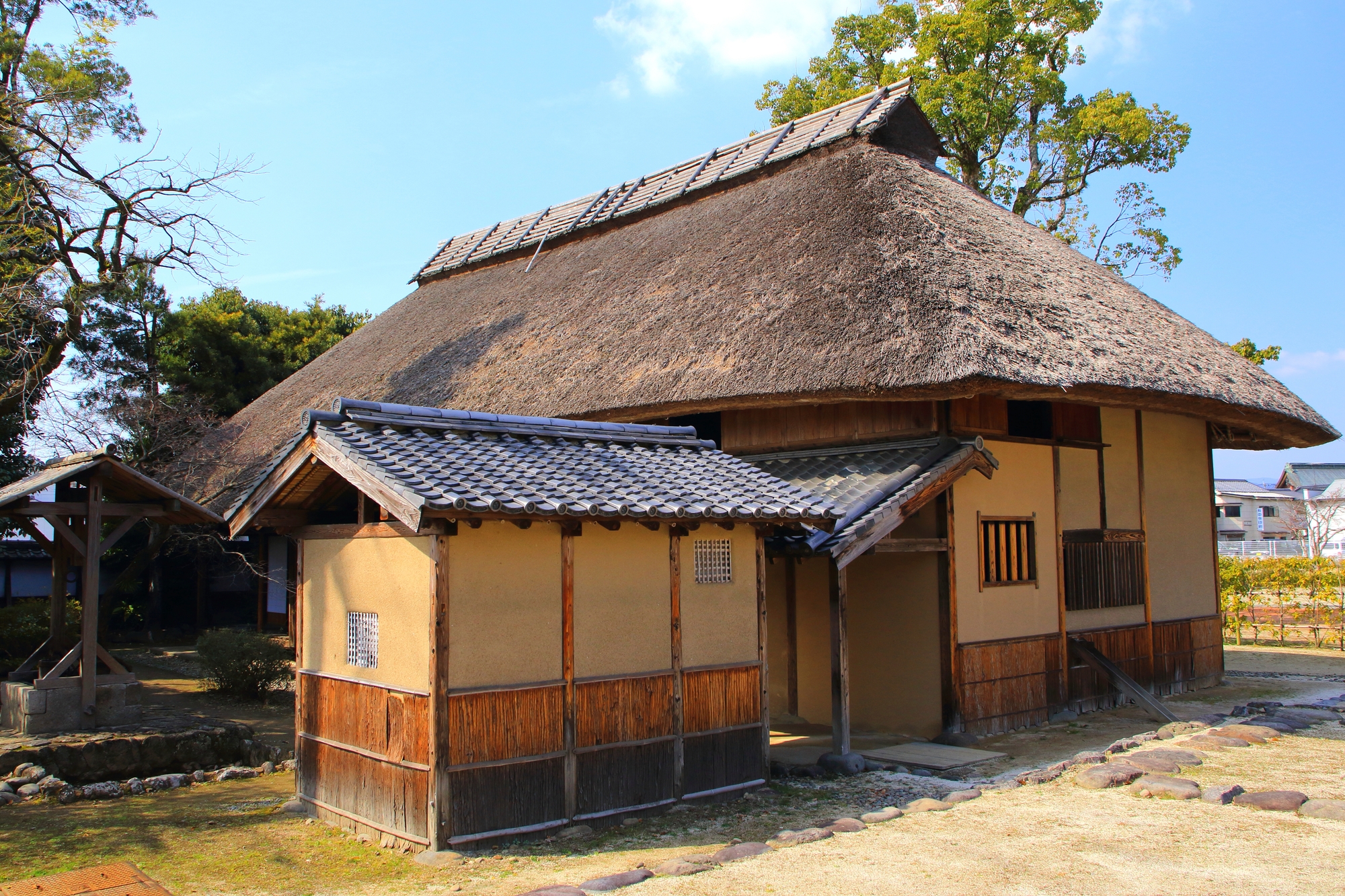 横から見た咸宜園の秋風庵