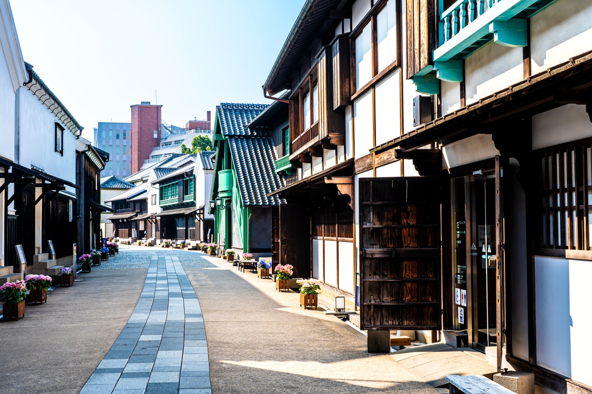 復元された出島和蘭商館跡の通り。石畳の両側に蔵や住居が並ぶ