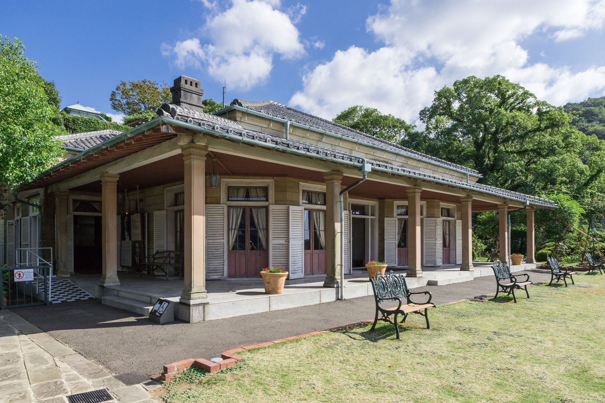グラバー園に建つ旧リンガー住宅。石の柱が並ぶベランダと、日本瓦の屋根が見える
