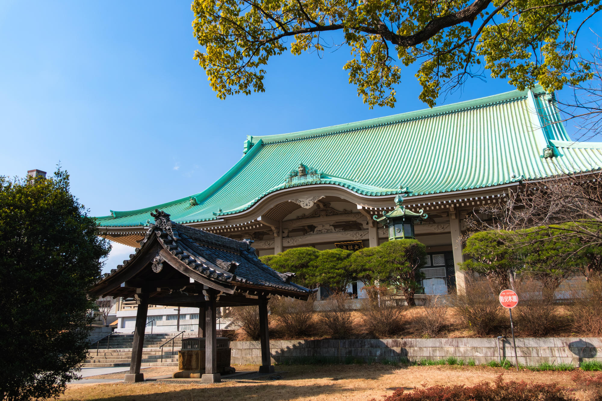 緑青色の大屋根をもつ總持寺の大祖堂。手前に小さな堂が建つ